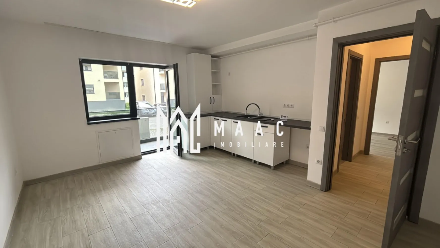 Apartament 2 camere | 42 MPU | Parter | Parcare | Balcon | Doamna Stanca - MAAC Imobiliare vă propune spre închiriere un apartament cu 2 camere, situat pe Doamna Stanca, la parter, într-o zonă modernă și accesibilă din Sibiu.

Locuința este potrivită atât pentru locuit, cât și pentru activitate de birou sau afacere de cartier, datorită poziționării și accesului facil.

Detalii apartament
Suprafață utilă: 42 mp
Parter
2 camere
Grădină proprie
Loc de parcare inclus
Compartimentare și dotări
Living
Dormitor
Bucătărie mobilată
Baie
Hol
Avantaje și beneficii
Parter – acces facil
Grădină proprie pentru relaxare
Bucătărie mobilată
Loc de parcare privat inclus
Spațiu bine compartimentat
Costuri reduse de întreținere
Pretabil pentru

locuință personală
 birou
 salon
 activitate comercială de cartier

Avantaje locație
Zona Doamna Stanca – Sibiu
Aproape de:
Shopping City Sibiu
magazine și supermarketuri
farmacii
mijloace de transport
școli și grădinițe
Acces rapid către centrul orașului și zona industrială Vest

Pentru mai multe informații sau pentru a programa o vizionare, nu ezitați să ne contactați, specificand ID: CP3097577