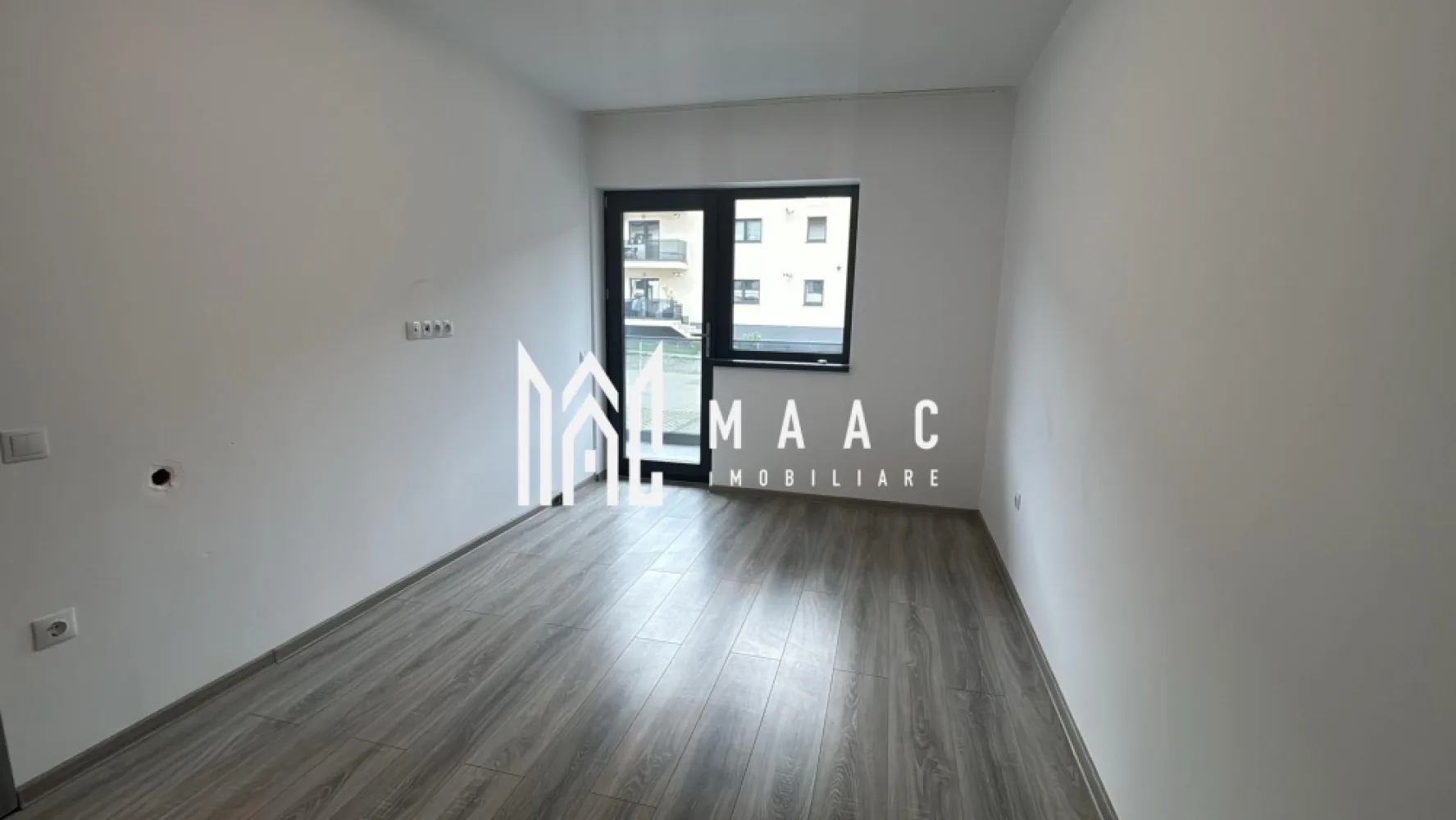 Apartament 2 camere | 42 MPU | Parter | Parcare | Balcon | Doamna Stanca - MAAC Imobiliare vă propune spre închiriere un apartament cu 2 camere, situat pe Doamna Stanca, la parter, într-o zonă modernă și accesibilă din Sibiu.

Locuința este potrivită atât pentru locuit, cât și pentru activitate de birou sau afacere de cartier, datorită poziționării și accesului facil.

Detalii apartament
Suprafață utilă: 42 mp
Parter
2 camere
Grădină proprie
Loc de parcare inclus
Compartimentare și dotări
Living
Dormitor
Bucătărie mobilată
Baie
Hol
Avantaje și beneficii
Parter – acces facil
Grădină proprie pentru relaxare
Bucătărie mobilată
Loc de parcare privat inclus
Spațiu bine compartimentat
Costuri reduse de întreținere
Pretabil pentru

locuință personală
 birou
 salon
 activitate comercială de cartier

Avantaje locație
Zona Doamna Stanca – Sibiu
Aproape de:
Shopping City Sibiu
magazine și supermarketuri
farmacii
mijloace de transport
școli și grădinițe
Acces rapid către centrul orașului și zona industrială Vest

Pentru mai multe informații sau pentru a programa o vizionare, nu ezitați să ne contactați, specificand ID: CP3097577