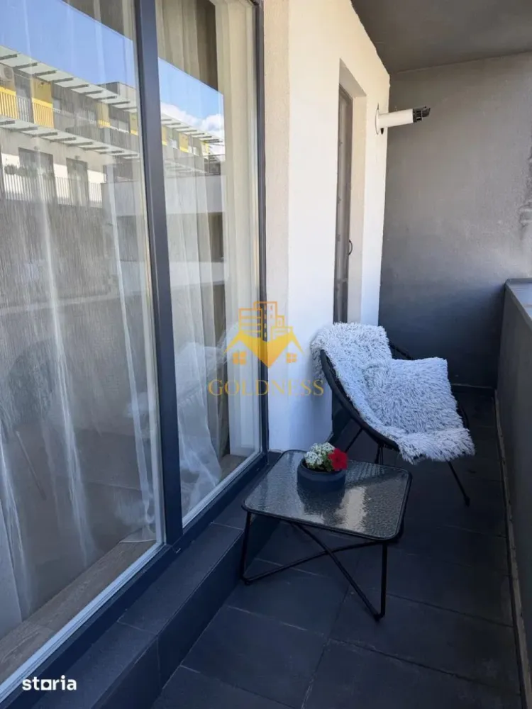 2 camere, Parcare subterana, Central, NTT, Bosch, Pta Mihai Viteazu - GOLDNESS Imobiliare vă propune spre închiriere un apartament cu 2 camere open-space complet mobilat și utilat, la etajul 3 într-un imobil de 6 etaje, în Zona Centrala, in apropiere de Piata Mihai Viteazul, BOSCH, NTT.
Dispune de loc de parcare subteran!
Se află în apropierea stațiilor de transport în comun, magazine, restaurante, spații verzi, farmacii, etc. 

Apartamentul este compartimentat astfel:
 - dormitor cu pat matrimonial, dressing, noptiere
 - living cu bucatarie open space complet utilată și mobilată, canapea extensibilă, loc de servit masa, spatii de depozitare, TV
 - baie cu cada, calorifer port prosop și dulap pentru depozitare.
 - balcon de 5mp.

Imobilul este dotat cu toate cele necesare- centrală proprie, frigider, aragaz, hotă, mașină de spălat haine, aer conditionat, masina de spalat vase, etc. 
Dacă sunteți interesați de acest apartament și doriți să îl vizionați, dar și pentru alte oferte nu ezitați să ne contactați telefonic sau prin e-mail. Vă stăm la dispoziție.

Pentru intermediere se percepe un comision de 50% din prețul chiriei!
