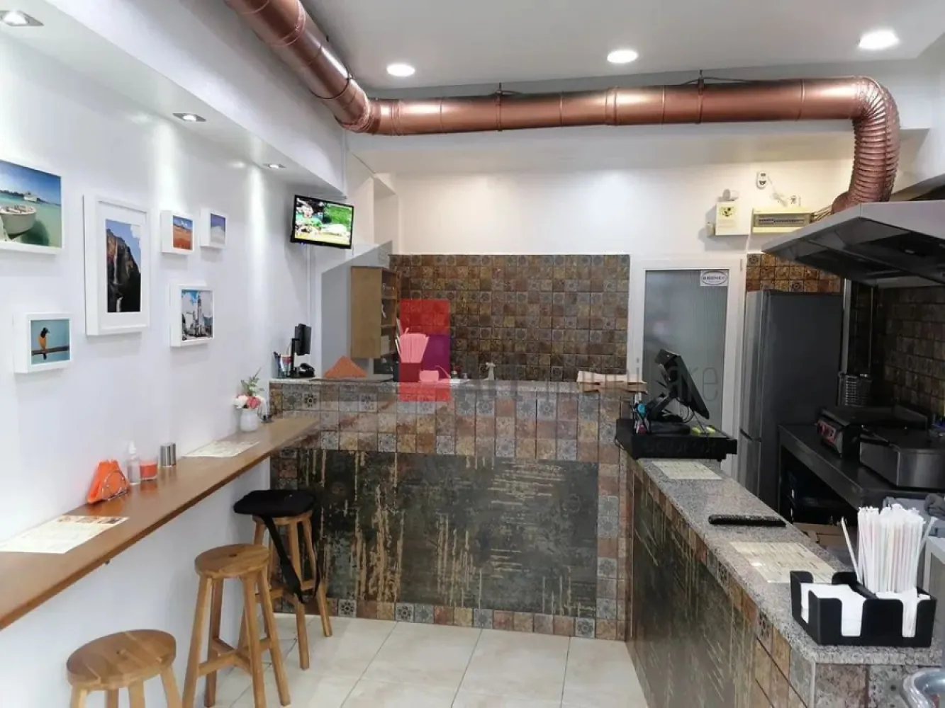 0% Comision, Spatiu Comercial de inchiriat pe calea mosilor, 36mp - 0% Comision, Închiriere Spațiu Comercial – Calea Moșilor | Vizibilitate la Bulevard | Sistem Ventilație | Centrală Proprie

Se oferă spre închiriere un spațiu comercial cu poziționare premium pe Calea Moșilor, direct la bulevard, într-o zonă intens circulată, cu un trafic pietonal și auto remarcabil. Proprietatea dispune de o vizibilitate excelentă și este ideală pentru o gamă largă de activități comerciale, retail, showroom, cabinet medical, farmacie sau servicii care necesită expunere stradală maximă.

Spațiul este compartimentat extrem de funcțional în 2 camere principale, fiind configurat special pentru a delimita perfect zona de interacțiune cu clienții de cea administrativă. Locația este dotată cu toate sistemele tehnice necesare pentru începerea imediată a activității, oferind un mediu de lucru confortabil și sigur.

Detalii spațiu:

Sală de vânzare generoasă cu o suprafață de 24 mp și deschidere la bulevard

Zonă dedicată pentru depozitare cu o suprafață de 12 mp pentru stocuri sau arhivă

Prevăzut cu vestiar pentru personal și grup sanitar complet funcțional

Compartimentare optimă în 2 camere ce asigură o organizare internă eficientă

Acces direct din stradă pentru clienți și vizibilitate sporită pentru firma luminoasă

Utilități și facilități:

Sistem complet de ventilație ce asigură împrospătarea constantă a aerului din interior

Aparat de aer condiționat instalat pentru menținerea temperaturii optime în sezonul cald

Sistem de încălzire autonom cu centrală termică proprie pentru independență energetică

Alimentare cu energie electrică la curent 220V optimizată pentru echipamente standard

Contorizare separată la toate utilitățile respectiv apă, gaz și curent pentru costuri clare

Avantaje:

Localizare strategică pe Calea Moșilor la bulevard, o arteră comercială consacrată

Flux masiv și constant de potențiali clienți datorită traficului stradal intens

Dotările tehnice incluse (ventilație, climă, centrală) reduc semnificativ investiția inițială

Zona de depozitare și vestiarul oferă un plus de confort logistic pentru angajați

Contorizarea individuală completă permite un management precis al cheltuielilor lunare

Condiții de închiriere:

Disponibilitate imediată pentru preluare

Vizualizarea spațiului se poate realiza cu o programare prealabilă

Pentru mai multe detalii sau pentru programarea unei vizionări, vă stăm la dispoziție.