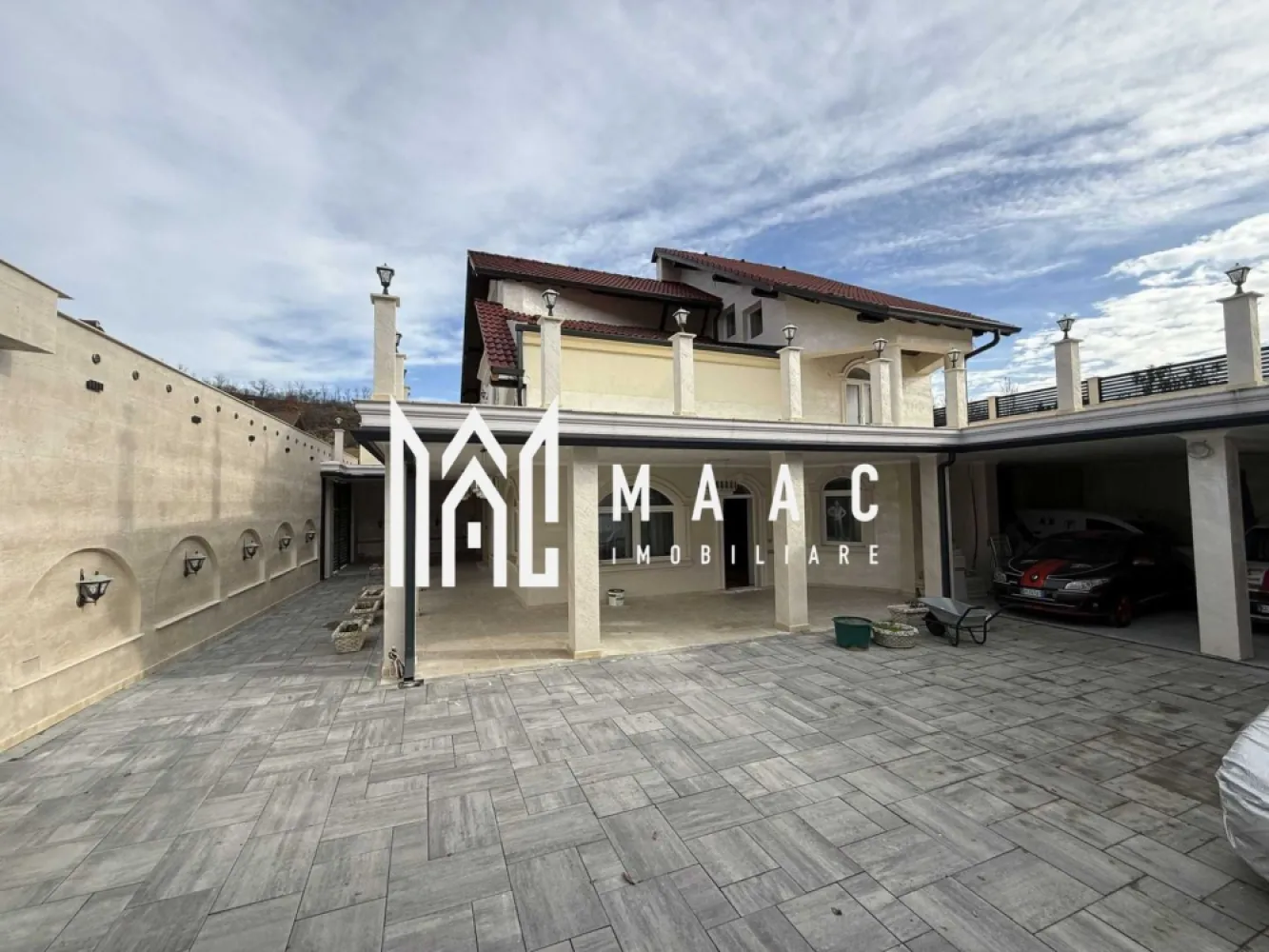 Casă | 4 camere | 240 MPU | Acces auto | Mediaș - MAAC Imobiliare vă propune spre vânzare o casa deosebita , situata in Medias.

Localizare
Casa este situată într-o zona verde și foarte liniștită, cu acces facil către oraș, dar ferită de aglomerație. Proximitatea pădurii oferă un cadru natural deosebit, ideal pentru relaxare și activități în aer liber.

Descriere generală

Proprietatea a fost construită în anul 2010 și se remarcă printr-o compartimentare practică, suprafețe generoase și finisaje de calitate.
Regim de înălțime: Parter + Etaj + Mansardă
Suprafață utilă: 240 mp
Suprafață teren: 500 mp

Casa este complet mobilată și utilată, fiind pregătită pentru mutare imediată.

 Compartimentare

Parter:
Living spațios, luminos
Zonă de dining
Bucătărie complet utilată
Baie cu dus exterior si geam pentru aerisire naturala
Cameră tehnică

Etaj:
3 dormitoare
1 birou
Baie cu cada de dus si geam pentru aerisire naturala 
Terasă generoasă, care înconjoară casa

Mansardă:
Spațiu nefinisat, ce poate fi amenajat în funcție de nevoile viitorului proprietar (dormitoare suplimentare, zonă de relaxare, hobby room etc.)

Curte pavată, ideală pentru relaxare și parcare
Teren împrejmuit cu gard zidit, înalt, oferind intimitate și siguranță
Garaj foarte spațios, cu capacitate pentru mai multe autoturisme 

Izolație exterioară + tencuială decorativă stucco

Centrală termică pe gaz
Centrală termică pe lemne – eficiență și costuri reduse

Construcție solidă, bine întreținută
Zonă premium, aproape de pădure
Curte mare și garaj spațios

Pentru mai multe informații sau pentru programarea unei vizionări contactati echipa MAAC Imobiliare , specificanD ID anunt : CP2851566