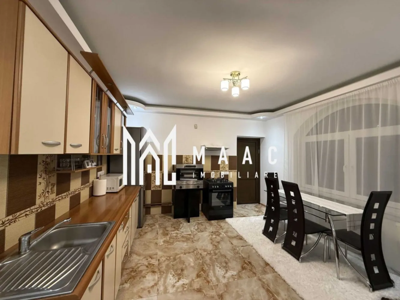 Casă | 4 camere | 240 MPU | Acces auto | Mediaș - MAAC Imobiliare vă propune spre vânzare o casa deosebita , situata in Medias.

Localizare
Casa este situată într-o zona verde și foarte liniștită, cu acces facil către oraș, dar ferită de aglomerație. Proximitatea pădurii oferă un cadru natural deosebit, ideal pentru relaxare și activități în aer liber.

Descriere generală

Proprietatea a fost construită în anul 2010 și se remarcă printr-o compartimentare practică, suprafețe generoase și finisaje de calitate.
Regim de înălțime: Parter + Etaj + Mansardă
Suprafață utilă: 240 mp
Suprafață teren: 500 mp

Casa este complet mobilată și utilată, fiind pregătită pentru mutare imediată.

 Compartimentare

Parter:
Living spațios, luminos
Zonă de dining
Bucătărie complet utilată
Baie cu dus exterior si geam pentru aerisire naturala
Cameră tehnică

Etaj:
3 dormitoare
1 birou
Baie cu cada de dus si geam pentru aerisire naturala 
Terasă generoasă, care înconjoară casa

Mansardă:
Spațiu nefinisat, ce poate fi amenajat în funcție de nevoile viitorului proprietar (dormitoare suplimentare, zonă de relaxare, hobby room etc.)

Curte pavată, ideală pentru relaxare și parcare
Teren împrejmuit cu gard zidit, înalt, oferind intimitate și siguranță
Garaj foarte spațios, cu capacitate pentru mai multe autoturisme 

Izolație exterioară + tencuială decorativă stucco

Centrală termică pe gaz
Centrală termică pe lemne – eficiență și costuri reduse

Construcție solidă, bine întreținută
Zonă premium, aproape de pădure
Curte mare și garaj spațios

Pentru mai multe informații sau pentru programarea unei vizionări contactati echipa MAAC Imobiliare , specificanD ID anunt : CP2851566