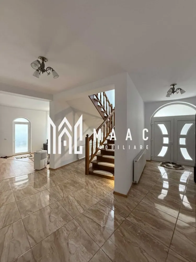 Casă | 4 camere | 240 MPU | Acces auto | Mediaș - MAAC Imobiliare vă propune spre vânzare o casa deosebita , situata in Medias.

Localizare
Casa este situată într-o zona verde și foarte liniștită, cu acces facil către oraș, dar ferită de aglomerație. Proximitatea pădurii oferă un cadru natural deosebit, ideal pentru relaxare și activități în aer liber.

Descriere generală

Proprietatea a fost construită în anul 2010 și se remarcă printr-o compartimentare practică, suprafețe generoase și finisaje de calitate.
Regim de înălțime: Parter + Etaj + Mansardă
Suprafață utilă: 240 mp
Suprafață teren: 500 mp

Casa este complet mobilată și utilată, fiind pregătită pentru mutare imediată.

 Compartimentare

Parter:
Living spațios, luminos
Zonă de dining
Bucătărie complet utilată
Baie cu dus exterior si geam pentru aerisire naturala
Cameră tehnică

Etaj:
3 dormitoare
1 birou
Baie cu cada de dus si geam pentru aerisire naturala 
Terasă generoasă, care înconjoară casa

Mansardă:
Spațiu nefinisat, ce poate fi amenajat în funcție de nevoile viitorului proprietar (dormitoare suplimentare, zonă de relaxare, hobby room etc.)

Curte pavată, ideală pentru relaxare și parcare
Teren împrejmuit cu gard zidit, înalt, oferind intimitate și siguranță
Garaj foarte spațios, cu capacitate pentru mai multe autoturisme 

Izolație exterioară + tencuială decorativă stucco

Centrală termică pe gaz
Centrală termică pe lemne – eficiență și costuri reduse

Construcție solidă, bine întreținută
Zonă premium, aproape de pădure
Curte mare și garaj spațios

Pentru mai multe informații sau pentru programarea unei vizionări contactati echipa MAAC Imobiliare , specificanD ID anunt : CP2851566