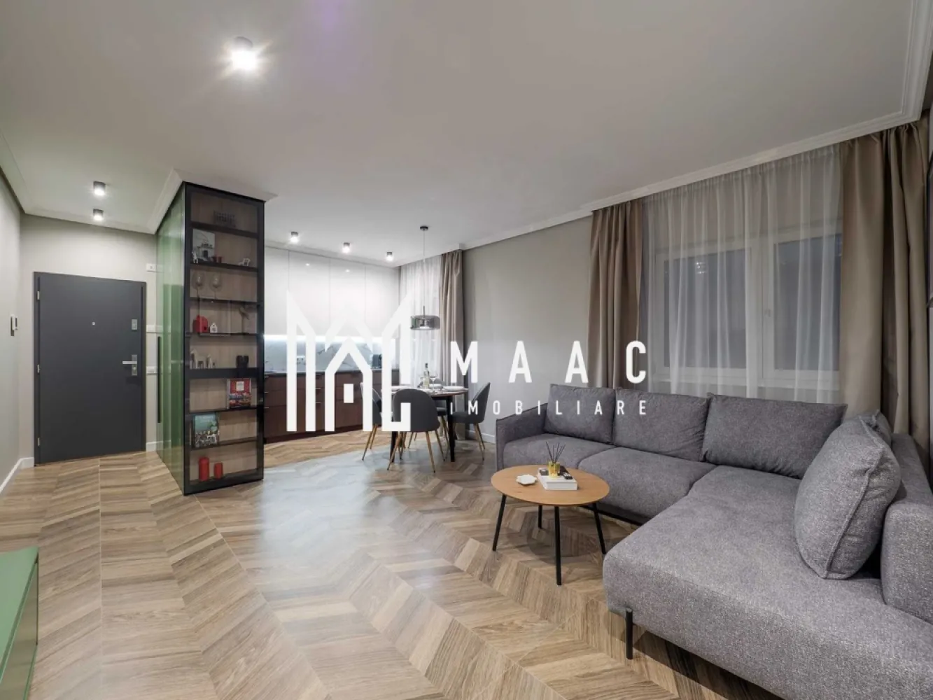 Apartament 2 Camere | Regim Hotelier Activ | Cartierul Arhitecților - MAAC Imobiliare vă propune spre vânzare un apartament modern și elegant, ideal atât pentru locuit, cât și pentru investiție. Proprietatea funcționează în prezent în regim hotelier, fiind complet operațională, cu clasificare emisă de Ministerul Turismului, recenzii excelente și posibilitate de preluare imediată a afacerii.

Caracteristici principale

• suprafață utilă de 52,7 mp
• living open-space luminos și spațios
• dormitor generos
• baie modernă cu baterii încastrate și sistem rain shower
• loc de parcare privat inclus

Compartimentare și dotări

• mobilier premium realizat din MDF vopsit
• bucătărie complet echipată și utilată
• electrocasnice noi, încorporate
• dulapuri încăpătoare realizate la comandă
• încălzire în pardoseală
• centrală termică Viessmann
• uși premium Porta Doors
• ferestre termopan
• finisaje premium inclusiv în casa scării, cu granit și balustradă din sticlă

Localizare și avantaje

• situat în Cartierul Arhitecților, zona Lidl
• acces facil către magazine și puncte de interes
• stație pentru transport public chiar în fața imobilului
• zonă în continuă dezvoltare și foarte căutată

Beneficii

• afacere profitabilă în regim hotelier inclusă
• venituri constante și posibilitate de preluare imediată
• ideal pentru investiție sau locuință personală
• apartament complet mobilat și utilat premium
• gata de exploatare fără investiții suplimentare

Această proprietate reprezintă o oportunitate excelentă pentru cei care își doresc un apartament modern, cu finisaje premium și un business deja funcțional, într-una dintre cele mai apreciate zone rezidențiale.

 Pentru mai multe detalii și programarea unei vizionări, vă rugăm să ne contactați și să menționați ID-ul proprietății: CP3093822.