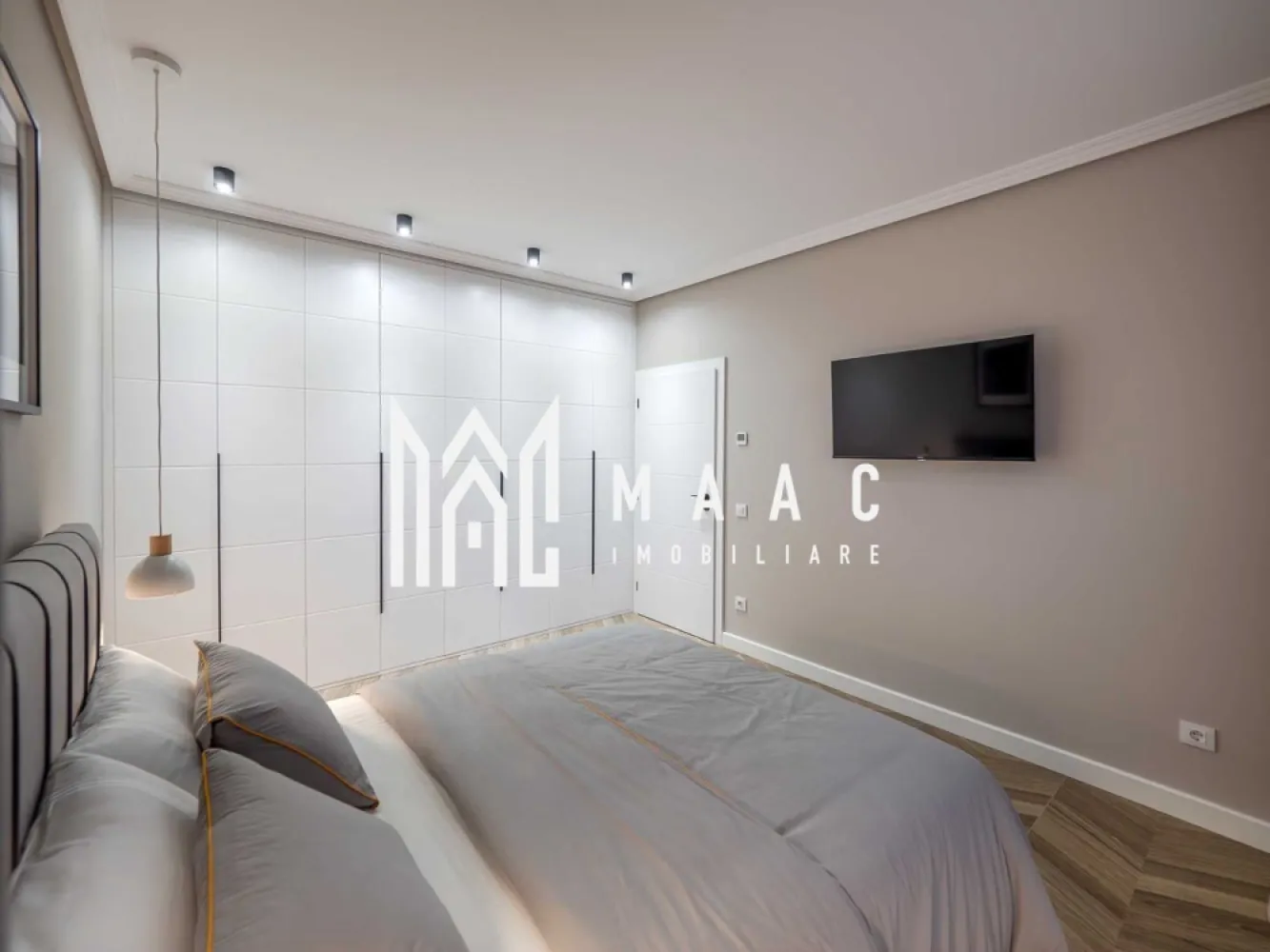 Apartament 2 Camere | Regim Hotelier Activ | Cartierul Arhitecților - MAAC Imobiliare vă propune spre vânzare un apartament modern și elegant, ideal atât pentru locuit, cât și pentru investiție. Proprietatea funcționează în prezent în regim hotelier, fiind complet operațională, cu clasificare emisă de Ministerul Turismului, recenzii excelente și posibilitate de preluare imediată a afacerii.

Caracteristici principale

• suprafață utilă de 52,7 mp
• living open-space luminos și spațios
• dormitor generos
• baie modernă cu baterii încastrate și sistem rain shower
• loc de parcare privat inclus

Compartimentare și dotări

• mobilier premium realizat din MDF vopsit
• bucătărie complet echipată și utilată
• electrocasnice noi, încorporate
• dulapuri încăpătoare realizate la comandă
• încălzire în pardoseală
• centrală termică Viessmann
• uși premium Porta Doors
• ferestre termopan
• finisaje premium inclusiv în casa scării, cu granit și balustradă din sticlă

Localizare și avantaje

• situat în Cartierul Arhitecților, zona Lidl
• acces facil către magazine și puncte de interes
• stație pentru transport public chiar în fața imobilului
• zonă în continuă dezvoltare și foarte căutată

Beneficii

• afacere profitabilă în regim hotelier inclusă
• venituri constante și posibilitate de preluare imediată
• ideal pentru investiție sau locuință personală
• apartament complet mobilat și utilat premium
• gata de exploatare fără investiții suplimentare

Această proprietate reprezintă o oportunitate excelentă pentru cei care își doresc un apartament modern, cu finisaje premium și un business deja funcțional, într-una dintre cele mai apreciate zone rezidențiale.

 Pentru mai multe detalii și programarea unei vizionări, vă rugăm să ne contactați și să menționați ID-ul proprietății: CP3093822.