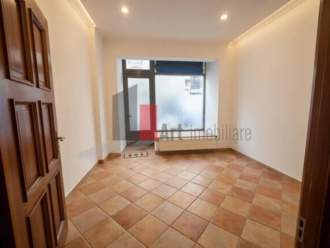 Spatiu Comercial de inchiriat in zona Cismigiu - Închiriere Spațiu Comercial / Fast-Food - Restaurant - HoReCa | 55 mp | Tubulatură Hotă | Grup Sanitar

Se oferă spre închiriere un spațiu comercial situat în Centrul Vechi, cea mai intensă zonă comercială și turistică din Capitală, recunoscută pentru fluxul pietonal continuu zi și noapte. Proprietatea are o suprafață de 55 mp și este configurată excelent pentru activități din sfera alimentației publice, bistro, fast-food, cafenea sau alte tipuri de retail și servicii care necesită o poziționare ultracentrală.

Spațiul dispune de avantajul major al unei bucătării dotate cu tubulatură specială pentru hotă, reducând considerabil timpul și costurile de amenajare pentru obținerea avizelor necesare. 

Detalii spațiu:

Suprafață utilă de 55 mp distribuită practic pentru activități comerciale

Prevăzut cu bucătărie neutilată ce include tubulatură pregătită pentru instalarea hotei profesionale

Grup sanitar complet utilat și finisat conform normelor igienico-sanitare

Compartimentare adaptabilă ce oferă flexibilitate în amenajarea zonei de servire și a celei de lucru

Utilități și facilități:

Sistem de încălzire autonom cu centrală termică proprie pentru un control total al costurilor

Toate utilitățile necesare disponibile respectiv apă, gaz, curent electric și canalizare

Infrastructură optimizată pentru consumatori comerciali

Spațiu pregătit pentru instalarea echipamentelor specifice activității dumneavoastră

Contorizare individuală pentru o gestionare precisă a consumului lunar

Avantaje:

Localizare premium în Centrul Vechi, punctul zero al distracției și retailului stradal din București

Flux pietonal masiv și constant format din turiști și localnici pe tot parcursul săptămânii

Prezența tubulaturii pentru hotă reprezintă un avantaj tehnic esențial pentru profilul HoReCa/fast-food

Suprafață optimă (55 mp) pentru un concept eficient, cu costuri de întreținere echilibrate

Condiții de închiriere:

Se percepe comision

Disponibilitate imediată pentru vizionări și preluarea spațiului

Pentru mai multe detalii sau pentru programarea unei vizionări vă stăm la dispoziție.