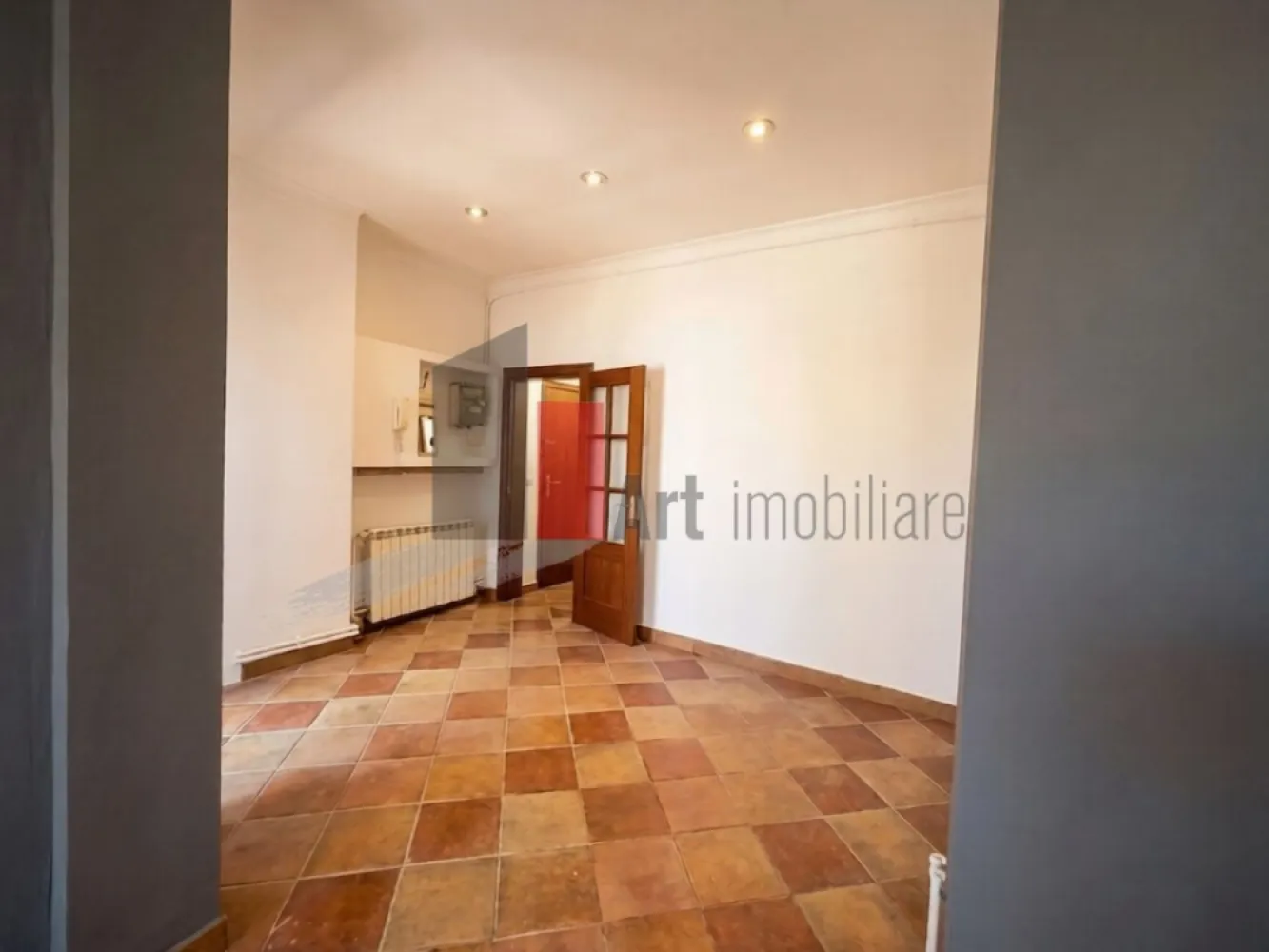 Spatiu Comercial de inchiriat in zona Cismigiu - Închiriere Spațiu Comercial / Fast-Food - Restaurant - HoReCa | 55 mp | Tubulatură Hotă | Grup Sanitar

Se oferă spre închiriere un spațiu comercial situat în Centrul Vechi, cea mai intensă zonă comercială și turistică din Capitală, recunoscută pentru fluxul pietonal continuu zi și noapte. Proprietatea are o suprafață de 55 mp și este configurată excelent pentru activități din sfera alimentației publice, bistro, fast-food, cafenea sau alte tipuri de retail și servicii care necesită o poziționare ultracentrală.

Spațiul dispune de avantajul major al unei bucătării dotate cu tubulatură specială pentru hotă, reducând considerabil timpul și costurile de amenajare pentru obținerea avizelor necesare. 

Detalii spațiu:

Suprafață utilă de 55 mp distribuită practic pentru activități comerciale

Prevăzut cu bucătărie neutilată ce include tubulatură pregătită pentru instalarea hotei profesionale

Grup sanitar complet utilat și finisat conform normelor igienico-sanitare

Compartimentare adaptabilă ce oferă flexibilitate în amenajarea zonei de servire și a celei de lucru

Utilități și facilități:

Sistem de încălzire autonom cu centrală termică proprie pentru un control total al costurilor

Toate utilitățile necesare disponibile respectiv apă, gaz, curent electric și canalizare

Infrastructură optimizată pentru consumatori comerciali

Spațiu pregătit pentru instalarea echipamentelor specifice activității dumneavoastră

Contorizare individuală pentru o gestionare precisă a consumului lunar

Avantaje:

Localizare premium în Centrul Vechi, punctul zero al distracției și retailului stradal din București

Flux pietonal masiv și constant format din turiști și localnici pe tot parcursul săptămânii

Prezența tubulaturii pentru hotă reprezintă un avantaj tehnic esențial pentru profilul HoReCa/fast-food

Suprafață optimă (55 mp) pentru un concept eficient, cu costuri de întreținere echilibrate

Condiții de închiriere:

Se percepe comision

Disponibilitate imediată pentru vizionări și preluarea spațiului

Pentru mai multe detalii sau pentru programarea unei vizionări vă stăm la dispoziție.
