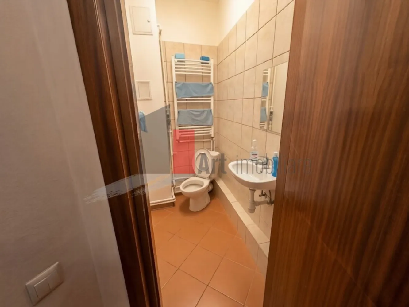 Spatiu Comercial de inchiriat in zona Cismigiu - Închiriere Spațiu Comercial / Fast-Food - Restaurant - HoReCa | 55 mp | Tubulatură Hotă | Grup Sanitar

Se oferă spre închiriere un spațiu comercial situat în Centrul Vechi, cea mai intensă zonă comercială și turistică din Capitală, recunoscută pentru fluxul pietonal continuu zi și noapte. Proprietatea are o suprafață de 55 mp și este configurată excelent pentru activități din sfera alimentației publice, bistro, fast-food, cafenea sau alte tipuri de retail și servicii care necesită o poziționare ultracentrală.

Spațiul dispune de avantajul major al unei bucătării dotate cu tubulatură specială pentru hotă, reducând considerabil timpul și costurile de amenajare pentru obținerea avizelor necesare. 

Detalii spațiu:

Suprafață utilă de 55 mp distribuită practic pentru activități comerciale

Prevăzut cu bucătărie neutilată ce include tubulatură pregătită pentru instalarea hotei profesionale

Grup sanitar complet utilat și finisat conform normelor igienico-sanitare

Compartimentare adaptabilă ce oferă flexibilitate în amenajarea zonei de servire și a celei de lucru

Utilități și facilități:

Sistem de încălzire autonom cu centrală termică proprie pentru un control total al costurilor

Toate utilitățile necesare disponibile respectiv apă, gaz, curent electric și canalizare

Infrastructură optimizată pentru consumatori comerciali

Spațiu pregătit pentru instalarea echipamentelor specifice activității dumneavoastră

Contorizare individuală pentru o gestionare precisă a consumului lunar

Avantaje:

Localizare premium în Centrul Vechi, punctul zero al distracției și retailului stradal din București

Flux pietonal masiv și constant format din turiști și localnici pe tot parcursul săptămânii

Prezența tubulaturii pentru hotă reprezintă un avantaj tehnic esențial pentru profilul HoReCa/fast-food

Suprafață optimă (55 mp) pentru un concept eficient, cu costuri de întreținere echilibrate

Condiții de închiriere:

Se percepe comision

Disponibilitate imediată pentru vizionări și preluarea spațiului

Pentru mai multe detalii sau pentru programarea unei vizionări vă stăm la dispoziție.