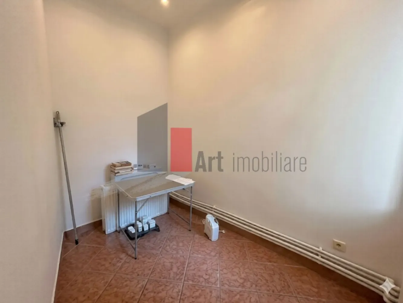 Spatiu Comercial de inchiriat in zona Cismigiu - Închiriere Spațiu Comercial / Fast-Food - Restaurant - HoReCa | 55 mp | Tubulatură Hotă | Grup Sanitar

Se oferă spre închiriere un spațiu comercial situat în Centrul Vechi, cea mai intensă zonă comercială și turistică din Capitală, recunoscută pentru fluxul pietonal continuu zi și noapte. Proprietatea are o suprafață de 55 mp și este configurată excelent pentru activități din sfera alimentației publice, bistro, fast-food, cafenea sau alte tipuri de retail și servicii care necesită o poziționare ultracentrală.

Spațiul dispune de avantajul major al unei bucătării dotate cu tubulatură specială pentru hotă, reducând considerabil timpul și costurile de amenajare pentru obținerea avizelor necesare. 

Detalii spațiu:

Suprafață utilă de 55 mp distribuită practic pentru activități comerciale

Prevăzut cu bucătărie neutilată ce include tubulatură pregătită pentru instalarea hotei profesionale

Grup sanitar complet utilat și finisat conform normelor igienico-sanitare

Compartimentare adaptabilă ce oferă flexibilitate în amenajarea zonei de servire și a celei de lucru

Utilități și facilități:

Sistem de încălzire autonom cu centrală termică proprie pentru un control total al costurilor

Toate utilitățile necesare disponibile respectiv apă, gaz, curent electric și canalizare

Infrastructură optimizată pentru consumatori comerciali

Spațiu pregătit pentru instalarea echipamentelor specifice activității dumneavoastră

Contorizare individuală pentru o gestionare precisă a consumului lunar

Avantaje:

Localizare premium în Centrul Vechi, punctul zero al distracției și retailului stradal din București

Flux pietonal masiv și constant format din turiști și localnici pe tot parcursul săptămânii

Prezența tubulaturii pentru hotă reprezintă un avantaj tehnic esențial pentru profilul HoReCa/fast-food

Suprafață optimă (55 mp) pentru un concept eficient, cu costuri de întreținere echilibrate

Condiții de închiriere:

Se percepe comision

Disponibilitate imediată pentru vizionări și preluarea spațiului

Pentru mai multe detalii sau pentru programarea unei vizionări vă stăm la dispoziție.