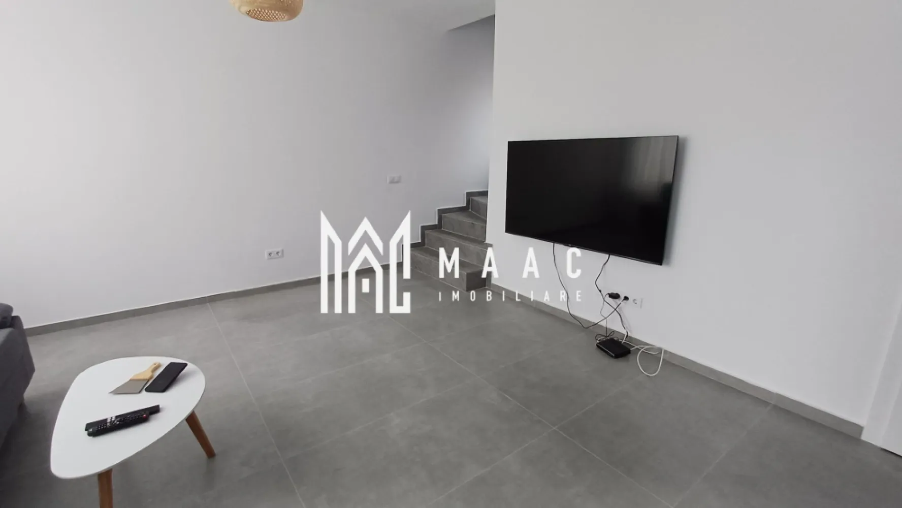 Casă | 119 MPU | 5 camere | 2 băi | Curte | Cristian - Maac Imobiliare vă propune spre închiriere o casă modernă, ideală pentru o familie care își dorește confort, spațiu și intimitate, situată într-o zonă liniștită și bine conectată.

Proprietatea are o suprafață utilă de 119 mp și este compartimentată eficient în 4 camere, dintre care un living generos open-space cu bucătăria, creând un spațiu luminos și primitor, perfect pentru relaxare și socializare. Casa beneficiază de încălzire în pardoseală, asigurând un confort termic optim pe tot parcursul sezonului rece.

Compartimentarea include:
living open-space cu bucătărie
3 dormitoare + 1 cameră versatilă, ideală pentru spațiu de joacă, relaxare sau activitați recreative.
2 băi
cămară pentru depozitare

Locuința este luminoasă, și se predă complet mobilată și utilată, gata pentru mutare imediată.

În exterior, proprietatea dispune de o curte privată de aproximativ 75 mp, ideală pentru relaxare, timp petrecut în aer liber sau activități cu familia.

Această casă reprezintă o alegere excelentă pentru cei care caută o locuință modernă, bine compartimentată și funcțională.

Condiții de închiriere: Se percepe o garanție în cuantumul unei chirii lunare.

Pentru mai multe detalii și programarea unei vizionări, vă invităm să contactați Maac Imobiliare, specificând ID: CP3101464.