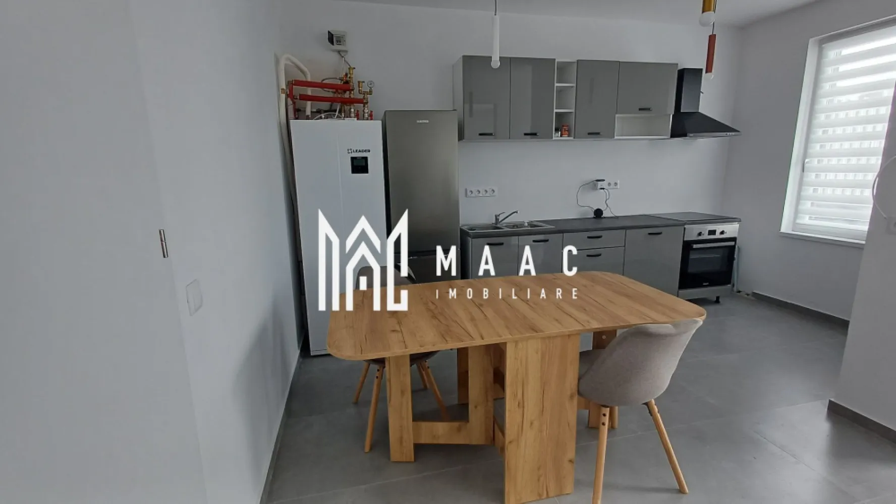 Casă | 119 MPU | 5 camere | 2 băi | Curte | Cristian - Maac Imobiliare vă propune spre închiriere o casă modernă, ideală pentru o familie care își dorește confort, spațiu și intimitate, situată într-o zonă liniștită și bine conectată.

Proprietatea are o suprafață utilă de 119 mp și este compartimentată eficient în 4 camere, dintre care un living generos open-space cu bucătăria, creând un spațiu luminos și primitor, perfect pentru relaxare și socializare. Casa beneficiază de încălzire în pardoseală, asigurând un confort termic optim pe tot parcursul sezonului rece.

Compartimentarea include:
living open-space cu bucătărie
3 dormitoare + 1 cameră versatilă, ideală pentru spațiu de joacă, relaxare sau activitați recreative.
2 băi
cămară pentru depozitare

Locuința este luminoasă, și se predă complet mobilată și utilată, gata pentru mutare imediată.

În exterior, proprietatea dispune de o curte privată de aproximativ 75 mp, ideală pentru relaxare, timp petrecut în aer liber sau activități cu familia.

Această casă reprezintă o alegere excelentă pentru cei care caută o locuință modernă, bine compartimentată și funcțională.

Condiții de închiriere: Se percepe o garanție în cuantumul unei chirii lunare.

Pentru mai multe detalii și programarea unei vizionări, vă invităm să contactați Maac Imobiliare, specificând ID: CP3101464.