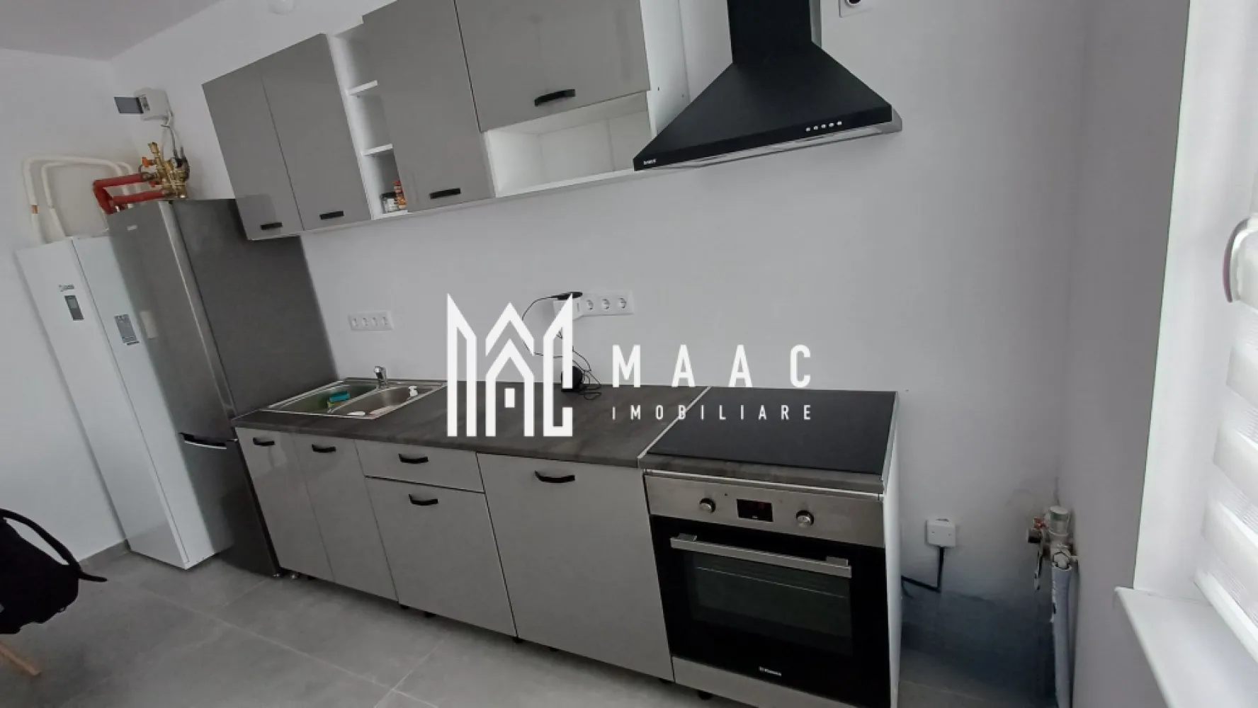 Casă | 119 MPU | 5 camere | 2 băi | Curte | Cristian - Maac Imobiliare vă propune spre închiriere o casă modernă, ideală pentru o familie care își dorește confort, spațiu și intimitate, situată într-o zonă liniștită și bine conectată.

Proprietatea are o suprafață utilă de 119 mp și este compartimentată eficient în 4 camere, dintre care un living generos open-space cu bucătăria, creând un spațiu luminos și primitor, perfect pentru relaxare și socializare. Casa beneficiază de încălzire în pardoseală, asigurând un confort termic optim pe tot parcursul sezonului rece.

Compartimentarea include:
living open-space cu bucătărie
3 dormitoare + 1 cameră versatilă, ideală pentru spațiu de joacă, relaxare sau activitați recreative.
2 băi
cămară pentru depozitare

Locuința este luminoasă, și se predă complet mobilată și utilată, gata pentru mutare imediată.

În exterior, proprietatea dispune de o curte privată de aproximativ 75 mp, ideală pentru relaxare, timp petrecut în aer liber sau activități cu familia.

Această casă reprezintă o alegere excelentă pentru cei care caută o locuință modernă, bine compartimentată și funcțională.

Condiții de închiriere: Se percepe o garanție în cuantumul unei chirii lunare.

Pentru mai multe detalii și programarea unei vizionări, vă invităm să contactați Maac Imobiliare, specificând ID: CP3101464.