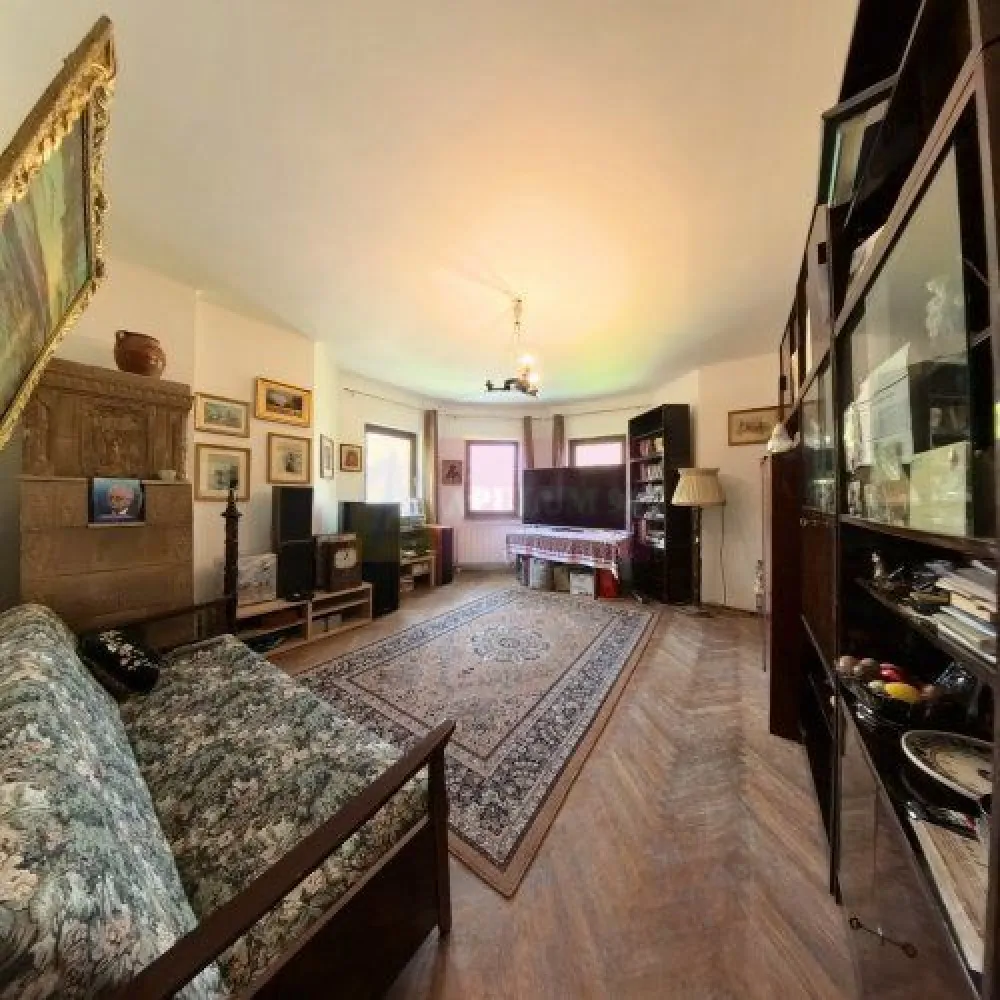 Apartament 3 camere in vila Cotroceni. - Compania imobiliara Apulum94 va propune un apartament in vila situat in zona Cotroceni- in apropiere de Biserica Sf Elefterie. Zona este foarte usor accesibila avand in apropiere metrou, statie stb, parc, scoala, gradinita, piata, mall. 
Imobilul este incadrat in gradul 1 de risc seismic. In acest sens potentialii cumparatori pot veni impreuna cu un inginer structurist pentru a evalua imobilul. 
Apartamentul are o compartimentare clasica pastrand patentul si farmecul perioadei interbelice, cu camere inalte, spatioase si luminoase, precum si multiple spatii de depozitare. Deasupra locuintei se afla un pod mansardat. 
Imobilul dispune de o curte comuna unde poate fi amenajata o zona de relaxare. 
Apartamentul se vinde mobilat si utilat, fiind dotat cu centrala proprie pe gaze. 
Pentru mai multe detalii si vizionare nu ezitati sa ma contactati pe nr 0733683446- Laura Ionescu.