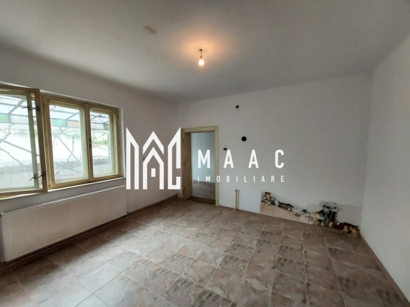 Casa 3 Camere | 100MPU | Teren 413MP | Terezian - MAAC Imobiliare vă propune spre vânzare o casă cu 2 corpuri de locuință, situată în zona Terezian din Sibiu, potrivită atât pentru locuit, cât și pentru investiție.

Proprietatea dispune de o suprafață utilă de aproximativ 100 mp, fiind compartimentată practic și beneficiind de spații auxiliare utile.

Compartimentare
Corp principal
2 camere decomandate
Bucătărie
Baie
Acces în pod
Corp secundar
Garsonieră compusă din:
Cameră
Bucătărie
Baie
Demisol
Hol
3 camere
Alte beneficii
Garaj de 26 mp
Proprietate compartimentată eficient
Posibilitate de utilizare separată a celor două corpuri
Avantaje
Zonă bună – Terezian
Potrivită pentru două familii sau investiție
Posibilitate de amenajare pentru închiriere
Spații multiple pentru depozitare sau activități auxiliare
Acces facil către magazine, transport public și puncte de interes

Pentru mai multe detalii și programarea unei vizionări, vă rugăm să ne contactați menționând ID: CP3094350
