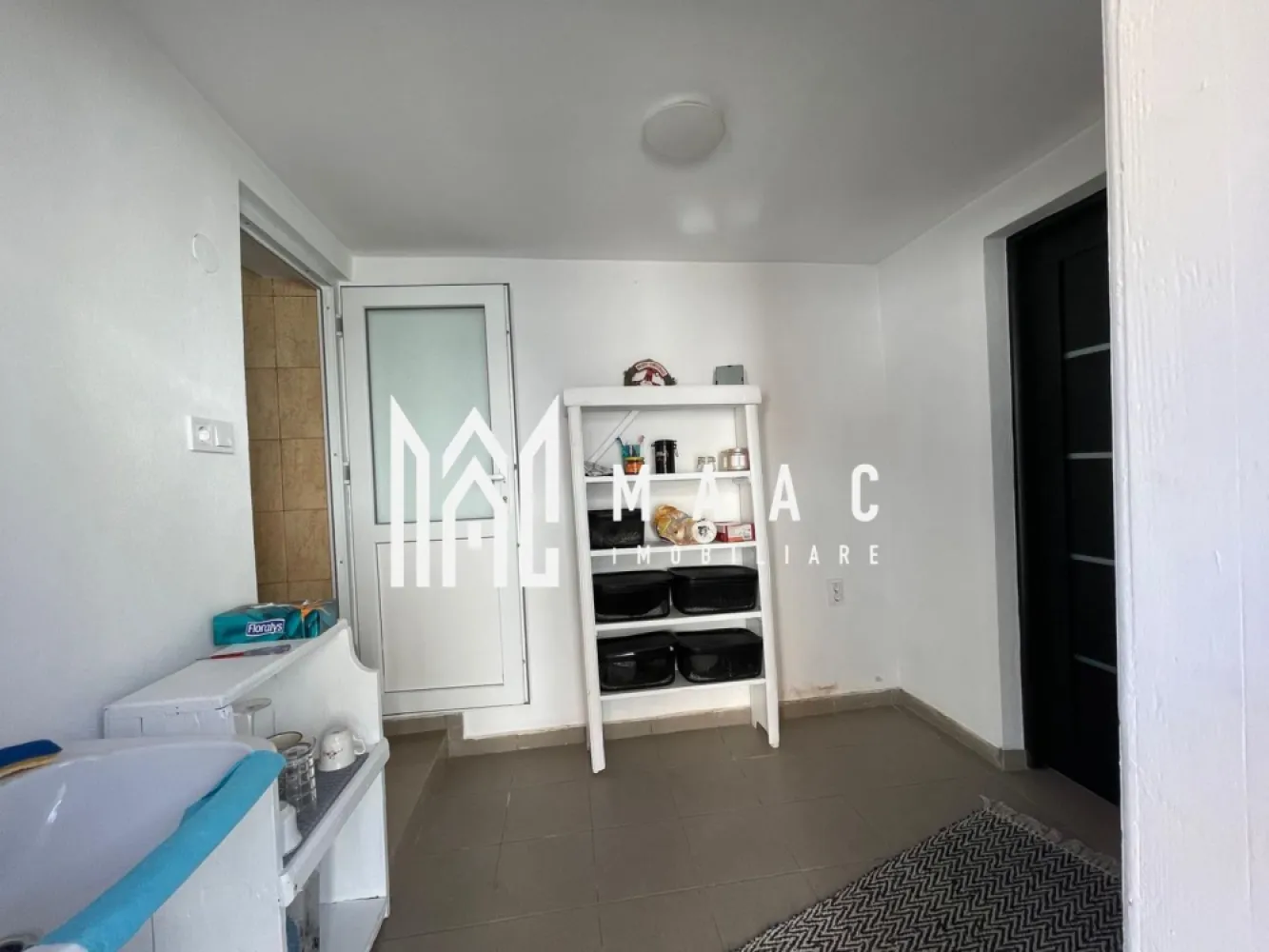 Casa rustica I 2corpuri I 1460mp teren I Porumbacu de jos - MAAC Imobiliare va propune spre vânzare o proprietate rustica situată în Porumbacu de Jos, într-o zonă liniștită, cu acces facil, ideală atât pentru locuință permanentă, cât și pentru investiție turistică.

Proprietate compusă din mai multe construcții ,2 corpuri locuibile, sura,anexa gospodareasca

-Suprafață utilă totală: 136 mp

-Suprafață teren: 1464 mp

Compartimentare:

Corp 1 (43 mp utili):

-Bucătărie

-Hol

-Baie (dotată cu boiler)

-Magazie

Corp 2 (93 mp utili):

-Hol

-3 camere

-Pod

-Șură – ideală pentru depozitare, atelier sau conversie în spațiu turistic

- Anexă gospodărească – utilă pentru depozitare sau activități gospodărești

Utilități și dotări:

-Apă curentă

-Canalizare

-Energie electrică

-Încălzire pe lemne

-Boiler pentru apă caldă

Pentru mai multe detalii precizati ca ati vazut anuntul cu ID CP310006