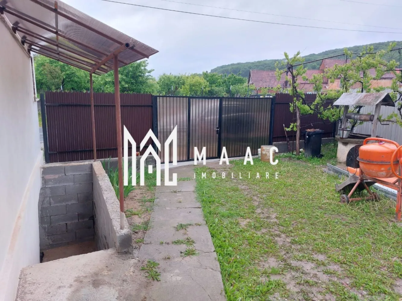 Casa individuală | Teren 570 mp | 3 camere | Rusi - MAAC Imobiliare vă propune spre vânzare o casă individuală situată în localitatea Ruși, proprietate ideală pentru cei care își doresc liniște, spațiu generos și confort, într-un cadru natural plăcut. Imobilul este potrivit atât pentru locuință permanentă, cât și pentru casă de vacanță, oferind intimitate și multiple posibilități de amenajare.

Casa este amplasată pe un teren de 570 mp, oferind suficient spațiu pentru grădinărit, amenajarea unei zone de relaxare sau diverse activități în aer liber. Suprafața utilă a locuinței este de 90 mp, iar imobilul a fost complet renovat.

Compartimentarea este practică și funcțională:
-Hol de acces
-Baie
-3 camere luminoase
-Bucătărie
-Cămară pentru depozitare

În curte se regăsesc anexe utile, care adaugă valoare proprietății:
-Șură
-Grajd
-Spații de depozitare

Aceste construcții pot fi utilizate pentru activități gospodărești sau pot fi adaptate în funcție de necesitățile viitorului proprietar.

Proprietatea oferă echilibrul ideal între spațiu interior și exterior, fiind o opțiune atractivă pentru cei care caută o casă individuală într-o zonă liniștită.

Pentru mai multe informații sau pentru programarea unei vizionări, vă rugăm să menționați telefonic că ați văzut anunțul cu ID CP2863001.