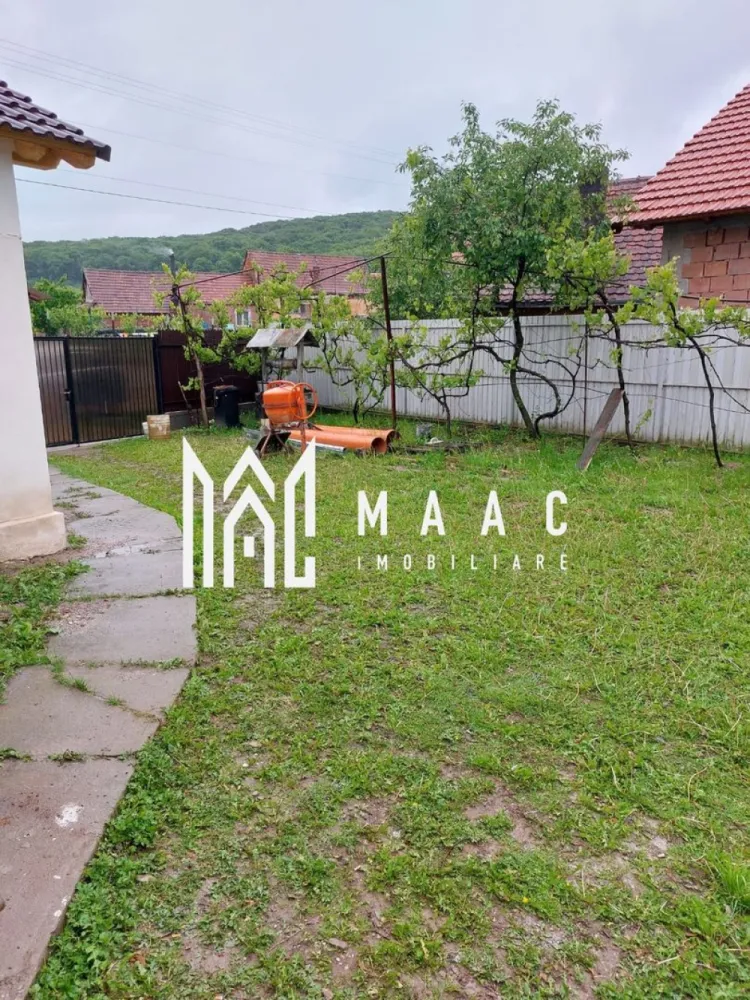 Casa individuală | Teren 570 mp | 3 camere | Rusi - MAAC Imobiliare vă propune spre vânzare o casă individuală situată în localitatea Ruși, proprietate ideală pentru cei care își doresc liniște, spațiu generos și confort, într-un cadru natural plăcut. Imobilul este potrivit atât pentru locuință permanentă, cât și pentru casă de vacanță, oferind intimitate și multiple posibilități de amenajare.

Casa este amplasată pe un teren de 570 mp, oferind suficient spațiu pentru grădinărit, amenajarea unei zone de relaxare sau diverse activități în aer liber. Suprafața utilă a locuinței este de 90 mp, iar imobilul a fost complet renovat.

Compartimentarea este practică și funcțională:
-Hol de acces
-Baie
-3 camere luminoase
-Bucătărie
-Cămară pentru depozitare

În curte se regăsesc anexe utile, care adaugă valoare proprietății:
-Șură
-Grajd
-Spații de depozitare

Aceste construcții pot fi utilizate pentru activități gospodărești sau pot fi adaptate în funcție de necesitățile viitorului proprietar.

Proprietatea oferă echilibrul ideal între spațiu interior și exterior, fiind o opțiune atractivă pentru cei care caută o casă individuală într-o zonă liniștită.

Pentru mai multe informații sau pentru programarea unei vizionări, vă rugăm să menționați telefonic că ați văzut anunțul cu ID CP2863001.