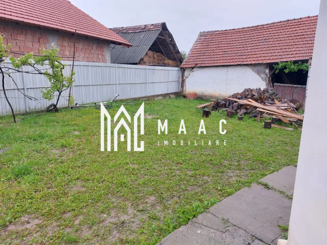 Casa individuală | Teren 570 mp | 3 camere | Rusi - MAAC Imobiliare vă propune spre vânzare o casă individuală situată în localitatea Ruși, proprietate ideală pentru cei care își doresc liniște, spațiu generos și confort, într-un cadru natural plăcut. Imobilul este potrivit atât pentru locuință permanentă, cât și pentru casă de vacanță, oferind intimitate și multiple posibilități de amenajare.

Casa este amplasată pe un teren de 570 mp, oferind suficient spațiu pentru grădinărit, amenajarea unei zone de relaxare sau diverse activități în aer liber. Suprafața utilă a locuinței este de 90 mp, iar imobilul a fost complet renovat.

Compartimentarea este practică și funcțională:
-Hol de acces
-Baie
-3 camere luminoase
-Bucătărie
-Cămară pentru depozitare

În curte se regăsesc anexe utile, care adaugă valoare proprietății:
-Șură
-Grajd
-Spații de depozitare

Aceste construcții pot fi utilizate pentru activități gospodărești sau pot fi adaptate în funcție de necesitățile viitorului proprietar.

Proprietatea oferă echilibrul ideal între spațiu interior și exterior, fiind o opțiune atractivă pentru cei care caută o casă individuală într-o zonă liniștită.

Pentru mai multe informații sau pentru programarea unei vizionări, vă rugăm să menționați telefonic că ați văzut anunțul cu ID CP2863001.