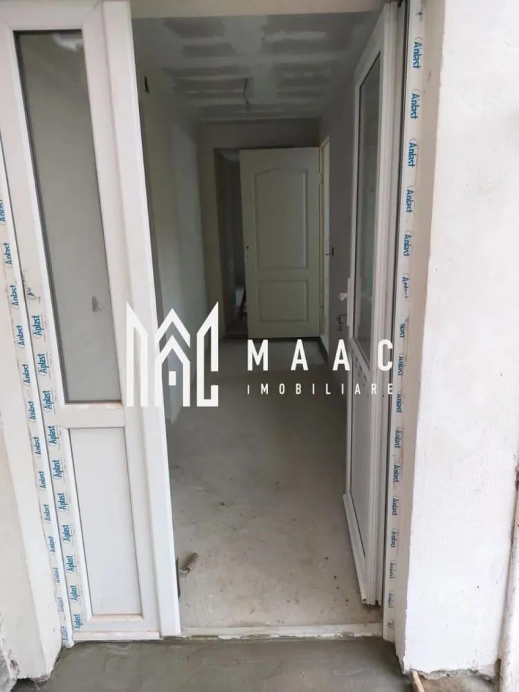 Casa individuală | Teren 570 mp | 3 camere | Rusi - MAAC Imobiliare vă propune spre vânzare o casă individuală situată în localitatea Ruși, proprietate ideală pentru cei care își doresc liniște, spațiu generos și confort, într-un cadru natural plăcut. Imobilul este potrivit atât pentru locuință permanentă, cât și pentru casă de vacanță, oferind intimitate și multiple posibilități de amenajare.

Casa este amplasată pe un teren de 570 mp, oferind suficient spațiu pentru grădinărit, amenajarea unei zone de relaxare sau diverse activități în aer liber. Suprafața utilă a locuinței este de 90 mp, iar imobilul a fost complet renovat.

Compartimentarea este practică și funcțională:
-Hol de acces
-Baie
-3 camere luminoase
-Bucătărie
-Cămară pentru depozitare

În curte se regăsesc anexe utile, care adaugă valoare proprietății:
-Șură
-Grajd
-Spații de depozitare

Aceste construcții pot fi utilizate pentru activități gospodărești sau pot fi adaptate în funcție de necesitățile viitorului proprietar.

Proprietatea oferă echilibrul ideal între spațiu interior și exterior, fiind o opțiune atractivă pentru cei care caută o casă individuală într-o zonă liniștită.

Pentru mai multe informații sau pentru programarea unei vizionări, vă rugăm să menționați telefonic că ați văzut anunțul cu ID CP2863001.