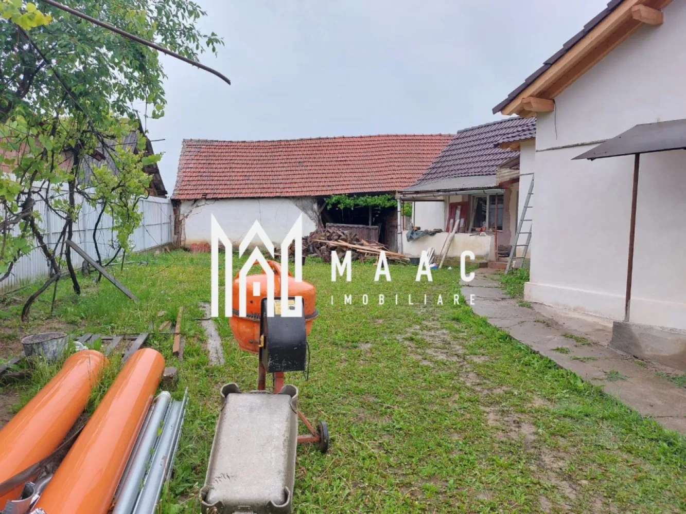 Casa individuală | Teren 570 mp | 3 camere | Rusi - MAAC Imobiliare vă propune spre vânzare o casă individuală situată în localitatea Ruși, proprietate ideală pentru cei care își doresc liniște, spațiu generos și confort, într-un cadru natural plăcut. Imobilul este potrivit atât pentru locuință permanentă, cât și pentru casă de vacanță, oferind intimitate și multiple posibilități de amenajare.

Casa este amplasată pe un teren de 570 mp, oferind suficient spațiu pentru grădinărit, amenajarea unei zone de relaxare sau diverse activități în aer liber. Suprafața utilă a locuinței este de 90 mp, iar imobilul a fost complet renovat.

Compartimentarea este practică și funcțională:
-Hol de acces
-Baie
-3 camere luminoase
-Bucătărie
-Cămară pentru depozitare

În curte se regăsesc anexe utile, care adaugă valoare proprietății:
-Șură
-Grajd
-Spații de depozitare

Aceste construcții pot fi utilizate pentru activități gospodărești sau pot fi adaptate în funcție de necesitățile viitorului proprietar.

Proprietatea oferă echilibrul ideal între spațiu interior și exterior, fiind o opțiune atractivă pentru cei care caută o casă individuală într-o zonă liniștită.

Pentru mai multe informații sau pentru programarea unei vizionări, vă rugăm să menționați telefonic că ați văzut anunțul cu ID CP2863001.