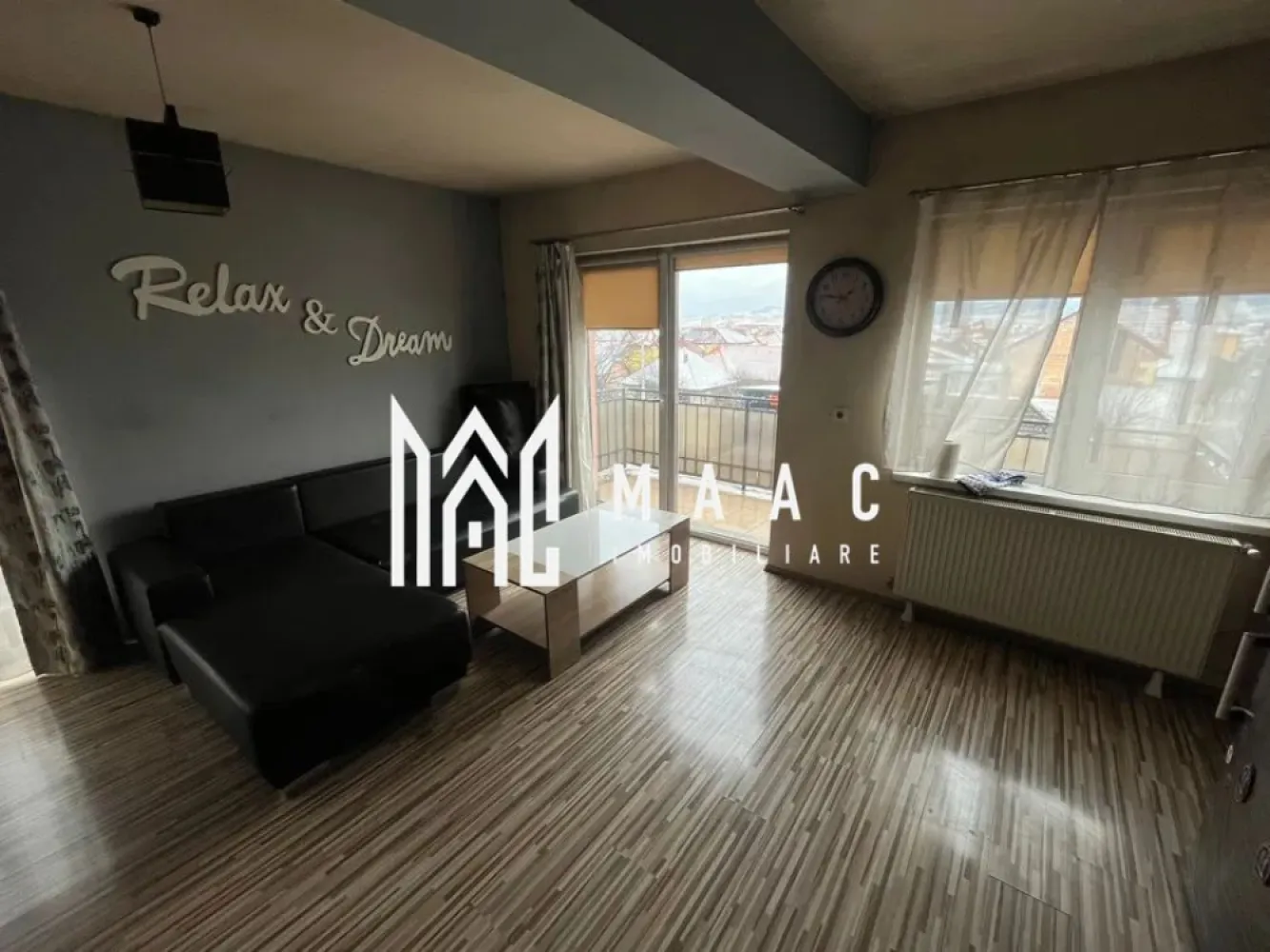 Apartament 3 camere | Decomandat | 76 MP | 3Balcoane | Milea - MAAC Imobiliare vă prezintă spre vânzare un apartament cu 3 camere, situat la etajul 3 al unui imobil izolat termic la exterior, dotat cu interfon, amplasat pe Bulevardul Vasile Milea din Sibiu.

Caracteristici:

Suprafață utilă: 76 mp
Amplasare la etajul 3

Compartimentare: living, bucătărie open-space, două dormitoare, baie principală și baie de serviciu
Trei balcoane care asigură lumină naturală
Ușă de acces din metal, uși interioare din lemn, tâmplărie PVC cu geam termopan, calorifere din oțel, parchet laminat, gresie și faianță
Confort termic asigurat prin centrală termică proprie
Apartamentul se vinde mobilat și utilat, incluzând frigider, cuptor electric, plită pe gaz și mașină de spălat rufe.

Pentru mai multe detalii, precizati telefonic ca ati vazut anuntul cu ID: CP2862239