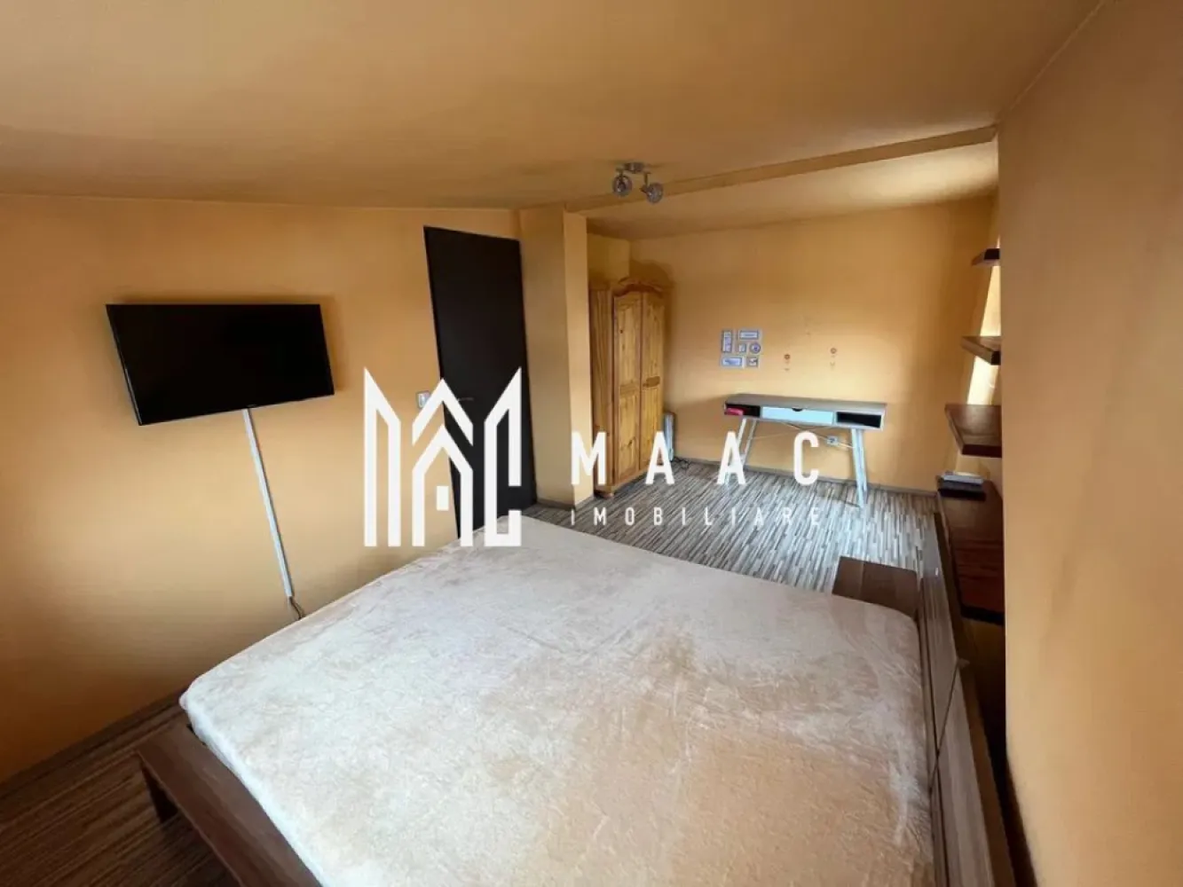 Apartament 3 camere | Decomandat | 76 MP | 3Balcoane | Milea - MAAC Imobiliare vă prezintă spre vânzare un apartament cu 3 camere, situat la etajul 3 al unui imobil izolat termic la exterior, dotat cu interfon, amplasat pe Bulevardul Vasile Milea din Sibiu.

Caracteristici:

Suprafață utilă: 76 mp
Amplasare la etajul 3

Compartimentare: living, bucătărie open-space, două dormitoare, baie principală și baie de serviciu
Trei balcoane care asigură lumină naturală
Ușă de acces din metal, uși interioare din lemn, tâmplărie PVC cu geam termopan, calorifere din oțel, parchet laminat, gresie și faianță
Confort termic asigurat prin centrală termică proprie
Apartamentul se vinde mobilat și utilat, incluzând frigider, cuptor electric, plită pe gaz și mașină de spălat rufe.

Pentru mai multe detalii, precizati telefonic ca ati vazut anuntul cu ID: CP2862239