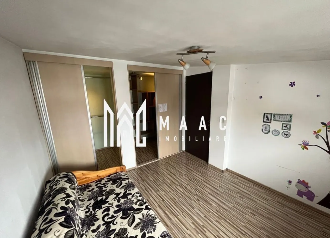 Apartament 3 camere | Decomandat | 76 MP | 3Balcoane | Milea - MAAC Imobiliare vă prezintă spre vânzare un apartament cu 3 camere, situat la etajul 3 al unui imobil izolat termic la exterior, dotat cu interfon, amplasat pe Bulevardul Vasile Milea din Sibiu.

Caracteristici:

Suprafață utilă: 76 mp
Amplasare la etajul 3

Compartimentare: living, bucătărie open-space, două dormitoare, baie principală și baie de serviciu
Trei balcoane care asigură lumină naturală
Ușă de acces din metal, uși interioare din lemn, tâmplărie PVC cu geam termopan, calorifere din oțel, parchet laminat, gresie și faianță
Confort termic asigurat prin centrală termică proprie
Apartamentul se vinde mobilat și utilat, incluzând frigider, cuptor electric, plită pe gaz și mașină de spălat rufe.

Pentru mai multe detalii, precizati telefonic ca ati vazut anuntul cu ID: CP2862239