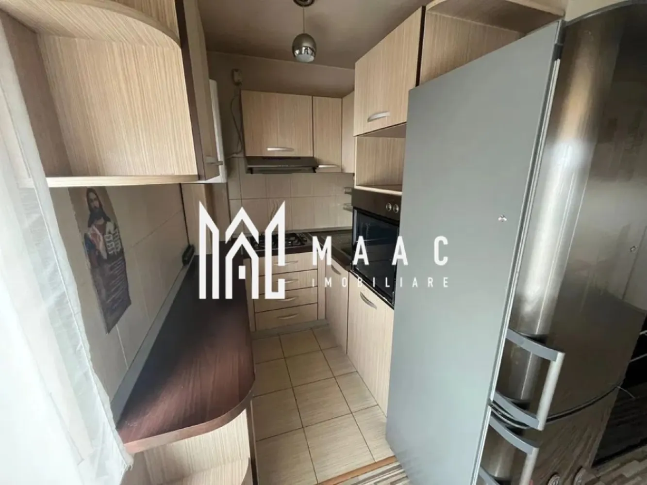 Apartament 3 camere | Decomandat | 76 MP | 3Balcoane | Milea - MAAC Imobiliare vă prezintă spre vânzare un apartament cu 3 camere, situat la etajul 3 al unui imobil izolat termic la exterior, dotat cu interfon, amplasat pe Bulevardul Vasile Milea din Sibiu.

Caracteristici:

Suprafață utilă: 76 mp
Amplasare la etajul 3

Compartimentare: living, bucătărie open-space, două dormitoare, baie principală și baie de serviciu
Trei balcoane care asigură lumină naturală
Ușă de acces din metal, uși interioare din lemn, tâmplărie PVC cu geam termopan, calorifere din oțel, parchet laminat, gresie și faianță
Confort termic asigurat prin centrală termică proprie
Apartamentul se vinde mobilat și utilat, incluzând frigider, cuptor electric, plită pe gaz și mașină de spălat rufe.

Pentru mai multe detalii, precizati telefonic ca ati vazut anuntul cu ID: CP2862239