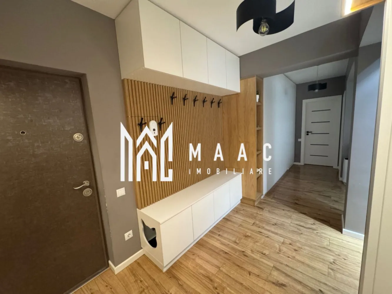 Apartament 3 camere | 70 MPU | Parter | Turnisor - MAAC Imobiliare vă propune spre vânzare un apartament situat într-o zonă rezidențială liniștită, într-un bloc nou, construcție finalizată în decembrie 2021, amplasat pe strada Eduard Bielz, într-un ansamblu cu regim de înălțime P+1+etaj retras.

Detalii proprietate:

Suprafață utilă: 70 mp
Etaj: parter
Compartimentare: decomandat

Structură:

2 dormitoare
Living cu bucătărie open space
Hol
2 băi
Balcon

 Parcare:

2 locuri de parcare incluse în preț:
1 loc subteran
1 loc suprateran

 Dotări și stare:

Apartamentul se vinde complet mobilat și utilat
Bloc modern, bine întreținut
 Facilități ansamblu:
Curte interioară
Loc de joacă pentru copii
Pentru mai multe detalii precizati telefonic ca ati vazut anuntul cu ID: CP2862376