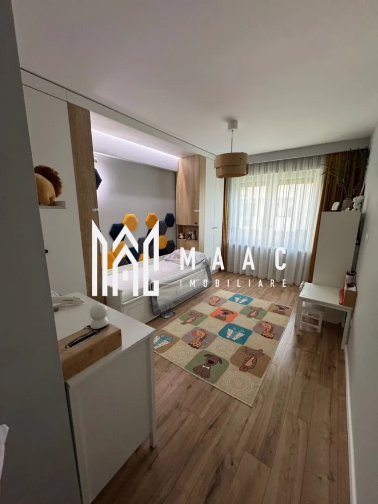 Apartament 3 camere | 70 MPU | Parter | Turnisor - MAAC Imobiliare vă propune spre vânzare un apartament situat într-o zonă rezidențială liniștită, într-un bloc nou, construcție finalizată în decembrie 2021, amplasat pe strada Eduard Bielz, într-un ansamblu cu regim de înălțime P+1+etaj retras.

Detalii proprietate:

Suprafață utilă: 70 mp
Etaj: parter
Compartimentare: decomandat

Structură:

2 dormitoare
Living cu bucătărie open space
Hol
2 băi
Balcon

 Parcare:

2 locuri de parcare incluse în preț:
1 loc subteran
1 loc suprateran

 Dotări și stare:

Apartamentul se vinde complet mobilat și utilat
Bloc modern, bine întreținut
 Facilități ansamblu:
Curte interioară
Loc de joacă pentru copii
Pentru mai multe detalii precizati telefonic ca ati vazut anuntul cu ID: CP2862376