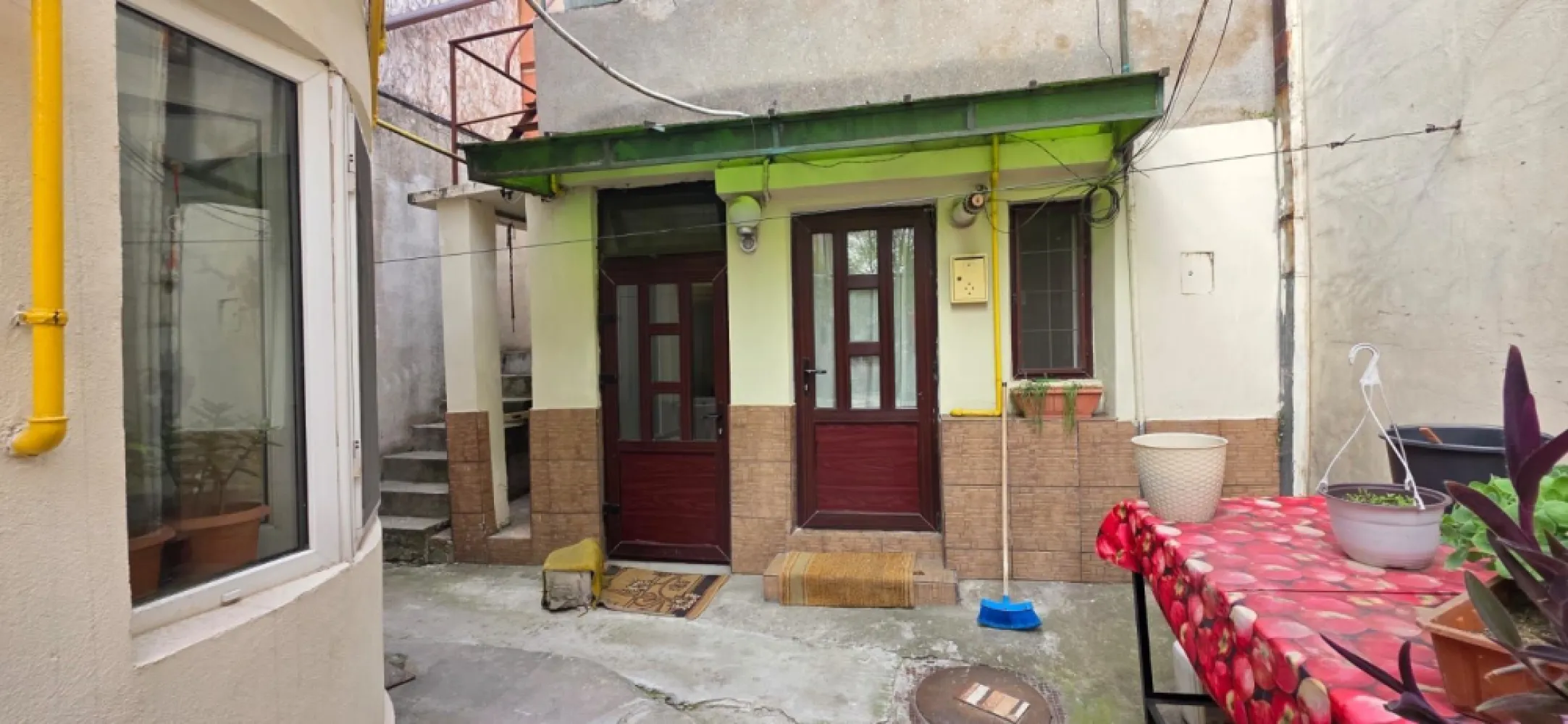 Ocazie ! Centru - Tomis 1 Vila Tip Duplex D+P+1E+Terasa 78.900 Euro - Kronos Imobiliare va propune in Exclusivitate spre achizitie o proprietate situata intr-o zona centrala a orasului in imediata apropiere a Spitalului Judetean Constanta descrisa ca si casa Tip Duplex compusa din D+P+1E+Terasa avand un numar de 4 camere, baie, bucatarie, beci + terasa si curte.
Imobilul dispune de toate utilitatile inclusiv de incalzire cu centrala proprie pe gaze, acces usor catre imobil si principalele puncte de interes ale zonei.
Ideal ca locuinta permanenta, casa de vacanta, birouri sau ca o investitie sigura pe termen lung in vederea exploatarii in conditii financiare avantajoase !