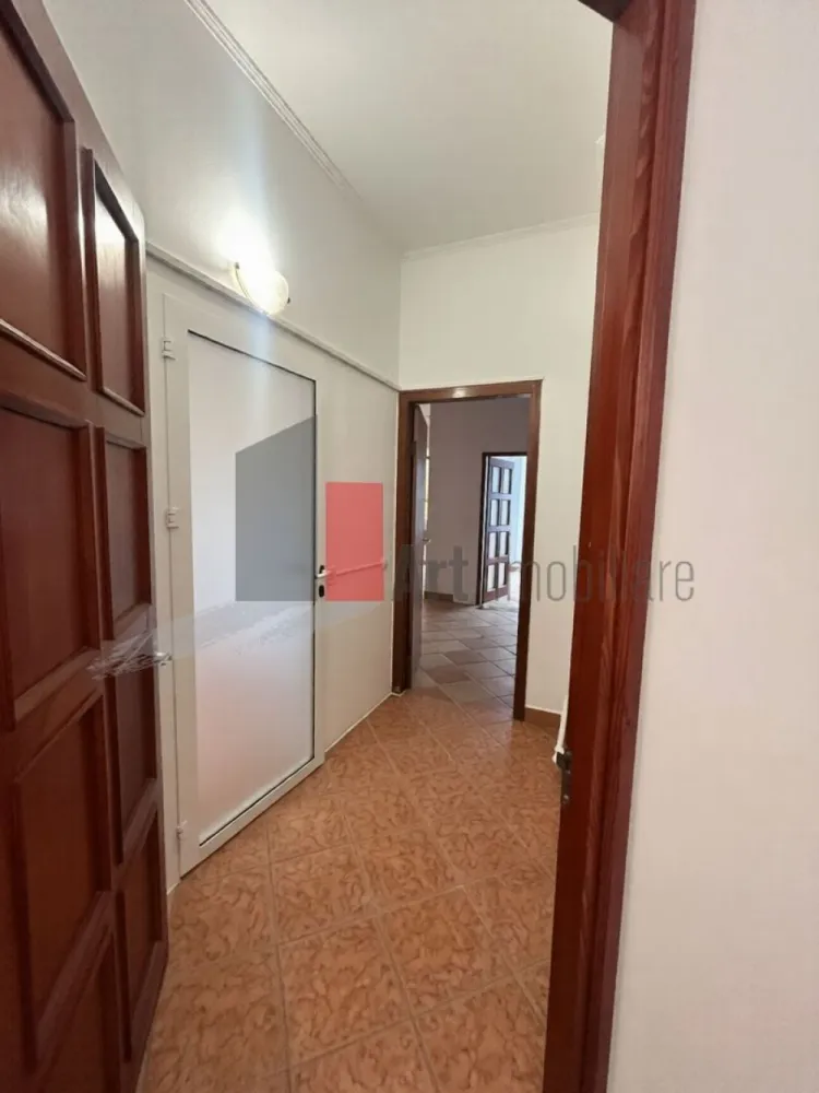 Spatiu Comercial de inchiriat in zona Cismigiu - Închiriere Spațiu Comercial / Fast-Food - Restaurant - HoReCa | 55 mp | Tubulatură Hotă | Grup Sanitar

Se oferă spre închiriere un spațiu comercial situat în Centrul Vechi, cea mai intensă zonă comercială și turistică din Capitală, recunoscută pentru fluxul pietonal continuu zi și noapte. Proprietatea are o suprafață de 55 mp și este configurată excelent pentru activități din sfera alimentației publice, bistro, fast-food, cafenea sau alte tipuri de retail și servicii care necesită o poziționare ultracentrală.

Spațiul dispune de avantajul major al unei bucătării dotate cu tubulatură specială pentru hotă, reducând considerabil timpul și costurile de amenajare pentru obținerea avizelor necesare. 

Detalii spațiu:

Suprafață utilă de 55 mp distribuită practic pentru activități comerciale

Prevăzut cu bucătărie neutilată ce include tubulatură pregătită pentru instalarea hotei profesionale

Grup sanitar complet utilat și finisat conform normelor igienico-sanitare

Compartimentare adaptabilă ce oferă flexibilitate în amenajarea zonei de servire și a celei de lucru

Utilități și facilități:

Sistem de încălzire autonom cu centrală termică proprie pentru un control total al costurilor

Toate utilitățile necesare disponibile respectiv apă, gaz, curent electric și canalizare

Infrastructură optimizată pentru consumatori comerciali

Spațiu pregătit pentru instalarea echipamentelor specifice activității dumneavoastră

Contorizare individuală pentru o gestionare precisă a consumului lunar

Avantaje:

Localizare premium în Centrul Vechi, punctul zero al distracției și retailului stradal din București

Flux pietonal masiv și constant format din turiști și localnici pe tot parcursul săptămânii

Prezența tubulaturii pentru hotă reprezintă un avantaj tehnic esențial pentru profilul HoReCa/fast-food

Suprafață optimă (55 mp) pentru un concept eficient, cu costuri de întreținere echilibrate

Condiții de închiriere:

Se percepe comision

Disponibilitate imediată pentru vizionări și preluarea spațiului

Pentru mai multe detalii sau pentru programarea unei vizionări vă stăm la dispoziție.