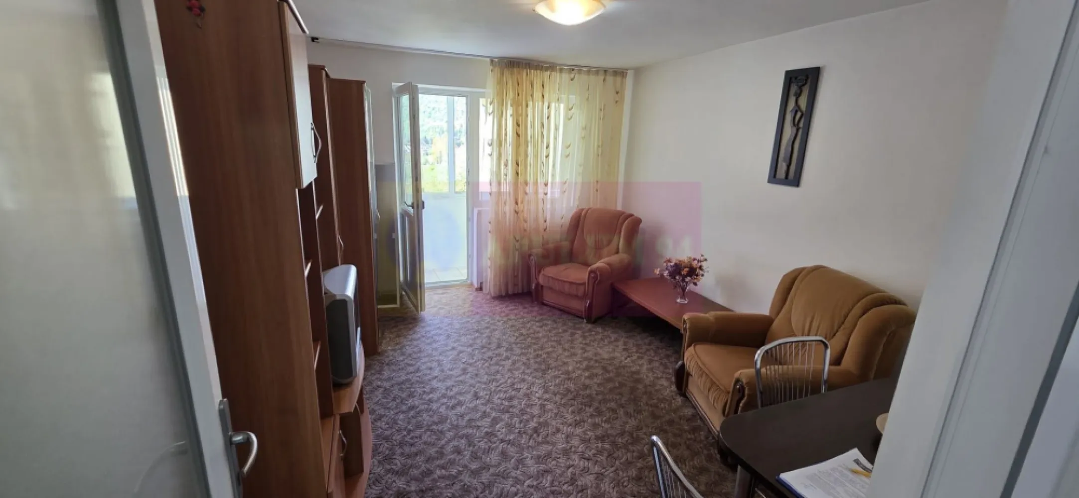 Apartament cu 2 camere de vanzare in Azuga - Descoperă confortul unui apartament cochet situat chiar în centrul stațiunii Azuga, la doar câțiva pași de parcul central, magazine și punctele de interes ale orașului.

Apartament cu 2 camere decomandat, situat la etajul 3 al unui bloc cu 4 etaje, construit în anul 1973. Proprietatea este ideală atât pentru locuință permanentă, cât și pentru vacanțe sau investiție în regim turistic.

Apartamentul a fost modernizat și beneficiază de:

 tâmplărie PVC cu geam termopan;
 centrală termică proprie și calorifere;
 termosistem exterior;
 ușă metalică la intrare;
 uși interioare PVC;
 se vinde complet mobilat și utilat.

Un mare avantaj al proprietății îl reprezintă priveliștea frumoasă către munte și către parc, oferind un ambient plăcut și relaxant în orice anotimp.

Blocul dispune de locuri de parcare în apropiere.

Pentru mai multe informații și programarea unei vizionări:
Mervani Imobiliare
Agentia Imobiliara Mervani – 0729.935.536