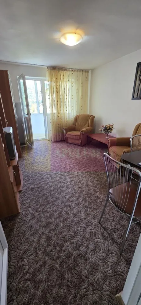 Apartament cu 2 camere de vanzare in Azuga - Descoperă confortul unui apartament cochet situat chiar în centrul stațiunii Azuga, la doar câțiva pași de parcul central, magazine și punctele de interes ale orașului.

Apartament cu 2 camere decomandat, situat la etajul 3 al unui bloc cu 4 etaje, construit în anul 1973. Proprietatea este ideală atât pentru locuință permanentă, cât și pentru vacanțe sau investiție în regim turistic.

Apartamentul a fost modernizat și beneficiază de:

 tâmplărie PVC cu geam termopan;
 centrală termică proprie și calorifere;
 termosistem exterior;
 ușă metalică la intrare;
 uși interioare PVC;
 se vinde complet mobilat și utilat.

Un mare avantaj al proprietății îl reprezintă priveliștea frumoasă către munte și către parc, oferind un ambient plăcut și relaxant în orice anotimp.

Blocul dispune de locuri de parcare în apropiere.

Pentru mai multe informații și programarea unei vizionări:
Mervani Imobiliare
Agentia Imobiliara Mervani – 0729.935.536