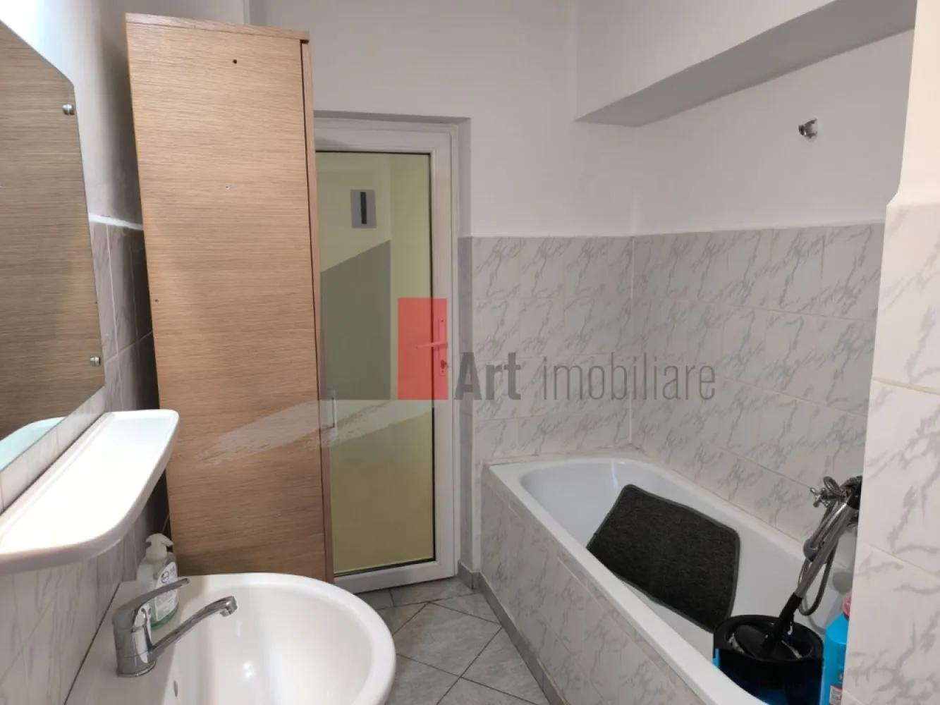 Inchiriere Spatiu Birouri Unirii - Piata Alba Iulia - Va propunem spre inchiriere un spatiu de birouri in suprafata de 65 m.p., format din 2 camere situat in zona Unirii - Piata Alba Iulia, Etaj 5/10, decomandat, renovat, proaspat zugravit, gresie, faianta, parchet, termopan, aer conditionat, liber, vedere rond, merita, apropiere Decebal, Vitan Mall