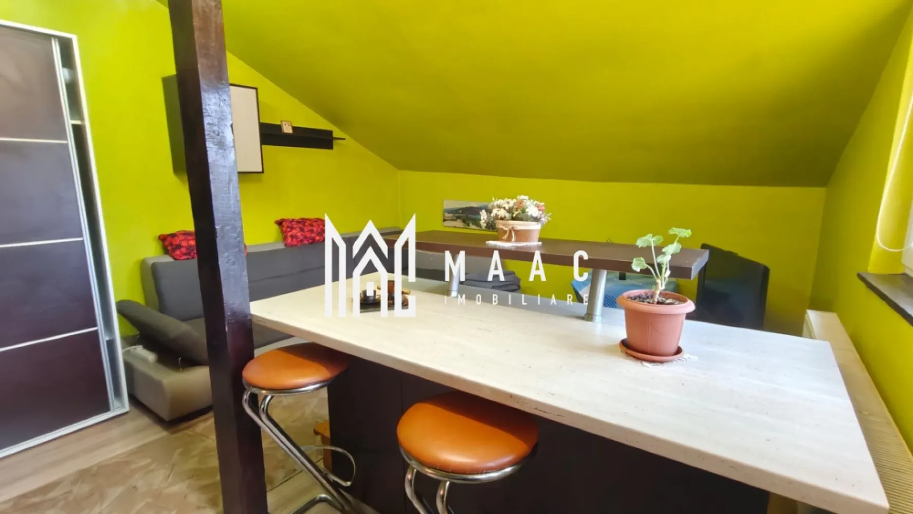 Apartament 3 camere la casa I Curte I 55 MPU I Selimbar - MAAC Imobiliare vă propune spre închiriere un apartament cu 3 camere situat în Selimbar într-o zonă liniștită. 

Locuința dispune de o suprafață utilă de 55 mp, fiind bine compartimentată, ideală pentru un stil de viață confortabil.

Detalii și compartimentare:
-suprafață utilă de 55 mp
-1 dormitor
-bucătărie mobilată
-centrală proprie
-mașină de spălat
-birou

Nu se acceptă animale de companie și nu se acceptă fumători.

Se percepe o garanție în cuantum de 300 euro.

Perioada minimă de închiriere este de 12 luni.

Pentru mai multe detalii, vă rugăm să menționați CP3015330 la telefon.