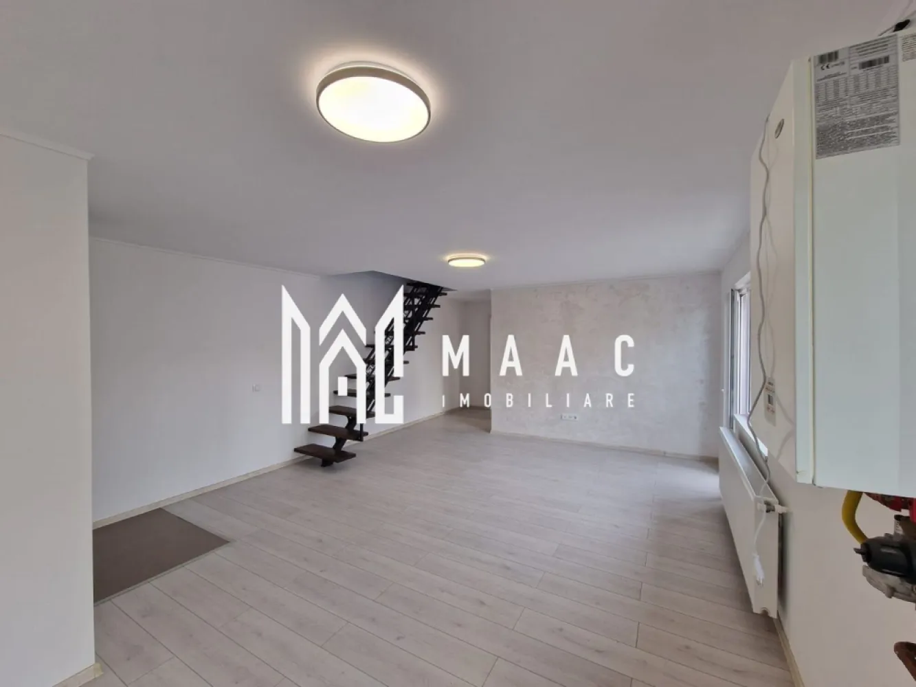 Apartament 4 camere | 76 MPU | 2 Bai | Mihai Viteazu - MAAC Imobiliare vă propune spre vânzare o mansardă spațioasă cu 4 camere, având o suprafață utilă de 76 mp, complet finisată și pregătită pentru predare la cheie, ideală pentru familii sau pentru investiție imobiliară.

Proprietatea oferă o compartimentare practică și bine optimizată, cu spații generoase și luminoase, ce asigură confort și funcționalitate.

Compartimentare:
-Living generos și luminos cu bucătărie open space
-Trei dormitoare spațioase
-Două băi, dintre care una cu cadă

Mansarda se predă la cheie și beneficiază de dotări esențiale pentru un confort termic optim și costuri eficiente de întreținere:
-Centrală termică proprie
-Calorifere
-Geamuri termopan

Imobilul este complet intabulat și poate fi achiziționat inclusiv prin credit, oferind siguranță juridică și flexibilitate în procesul de cumpărare.

Pentru mai multe detalii vă rugăm să menționați la telefon numărul CP2865556.