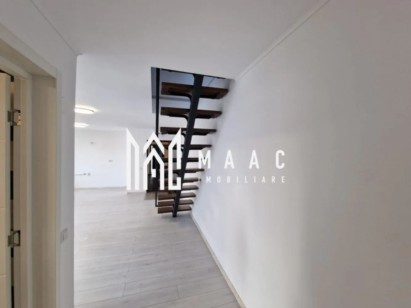 Apartament 4 camere | 76 MPU | 2 Bai | Mihai Viteazu - MAAC Imobiliare vă propune spre vânzare o mansardă spațioasă cu 4 camere, având o suprafață utilă de 76 mp, complet finisată și pregătită pentru predare la cheie, ideală pentru familii sau pentru investiție imobiliară.

Proprietatea oferă o compartimentare practică și bine optimizată, cu spații generoase și luminoase, ce asigură confort și funcționalitate.

Compartimentare:
-Living generos și luminos cu bucătărie open space
-Trei dormitoare spațioase
-Două băi, dintre care una cu cadă

Mansarda se predă la cheie și beneficiază de dotări esențiale pentru un confort termic optim și costuri eficiente de întreținere:
-Centrală termică proprie
-Calorifere
-Geamuri termopan

Imobilul este complet intabulat și poate fi achiziționat inclusiv prin credit, oferind siguranță juridică și flexibilitate în procesul de cumpărare.

Pentru mai multe detalii vă rugăm să menționați la telefon numărul CP2865556.