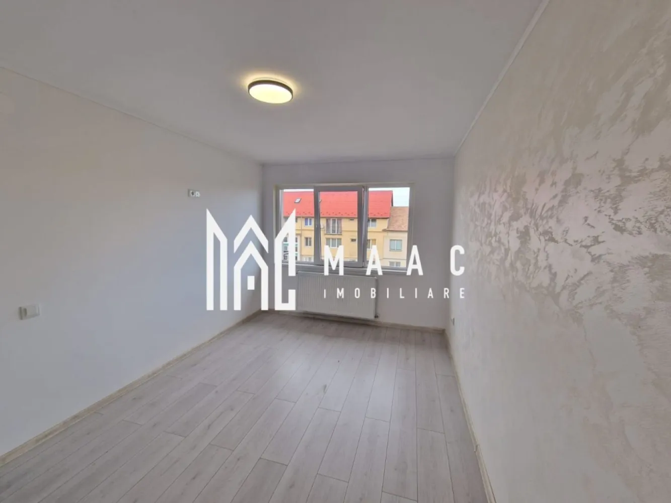 Apartament 4 camere | 76 MPU | 2 Bai | Mihai Viteazu - MAAC Imobiliare vă propune spre vânzare o mansardă spațioasă cu 4 camere, având o suprafață utilă de 76 mp, complet finisată și pregătită pentru predare la cheie, ideală pentru familii sau pentru investiție imobiliară.

Proprietatea oferă o compartimentare practică și bine optimizată, cu spații generoase și luminoase, ce asigură confort și funcționalitate.

Compartimentare:
-Living generos și luminos cu bucătărie open space
-Trei dormitoare spațioase
-Două băi, dintre care una cu cadă

Mansarda se predă la cheie și beneficiază de dotări esențiale pentru un confort termic optim și costuri eficiente de întreținere:
-Centrală termică proprie
-Calorifere
-Geamuri termopan

Imobilul este complet intabulat și poate fi achiziționat inclusiv prin credit, oferind siguranță juridică și flexibilitate în procesul de cumpărare.

Pentru mai multe detalii vă rugăm să menționați la telefon numărul CP2865556.