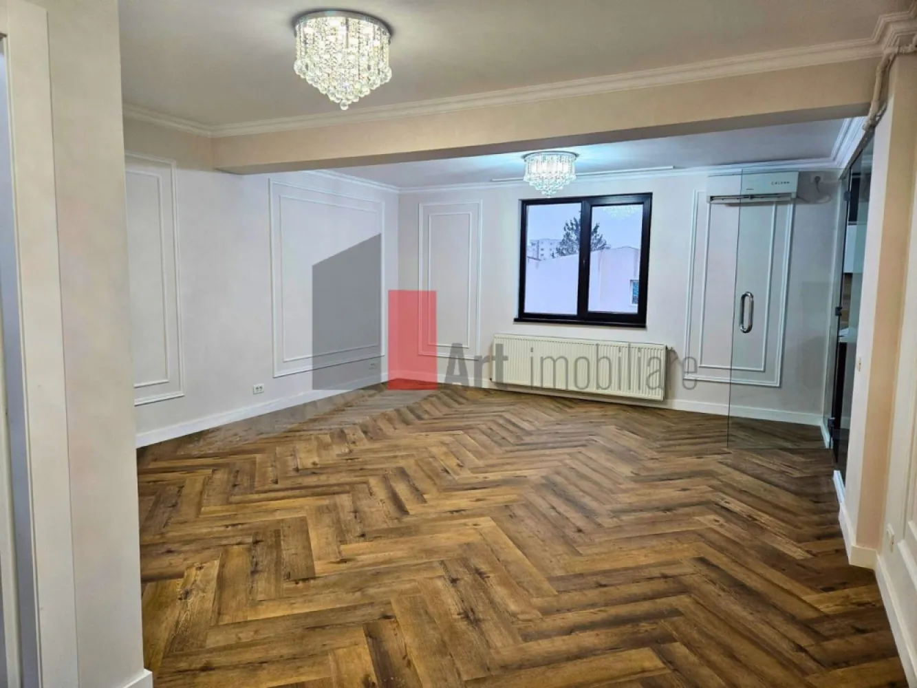 Apartament cu 3 camere-Domenii-Arcul de Triumf-Ion Mihalache-Turda-cu centrala - Apartament 3 camere | 80 mp | Domenii – Arcul de Triumf – Ion Mihalache - Turda

Vă propunem spre vânzare un apartament de trei camere, decomandat, cu 3 unitati de aer conditionat, cu centrala, situat într-una dintre cele mai căutate zone ale Capitalei – Piața Domenii, la câteva minute de Arcul de Triumf și Piața Victoriei.

Apartamentul are o suprafață totală de 80 mp, este amplasat într-un bloc nou cu 10 apartamente, finalizat în 2015, și a fost renovat complet în ianuarie 2026, fiind practic la prima utilizare după renovare.

Compartimentarea este modernă și foarte eficientă:

living generos de 45 mp, luminos și aerisit

bucătărie separată, delimitată elegant prin sticlă

două dormitoare confortabile, ideale pentru familie sau birou

finisaje contemporane premium, atent alese

Proprietatea se remarcă prin spațiu, lumină naturală și poziționare excelentă, fiind ideală atât pentru locuire proprie, cât și pentru investiție (zonă premium, cerere constantă).

Acces rapid către centru, parcurile Domenii, Kiseleff, Herăstrău, restaurante, instituții și mijloace de transport.