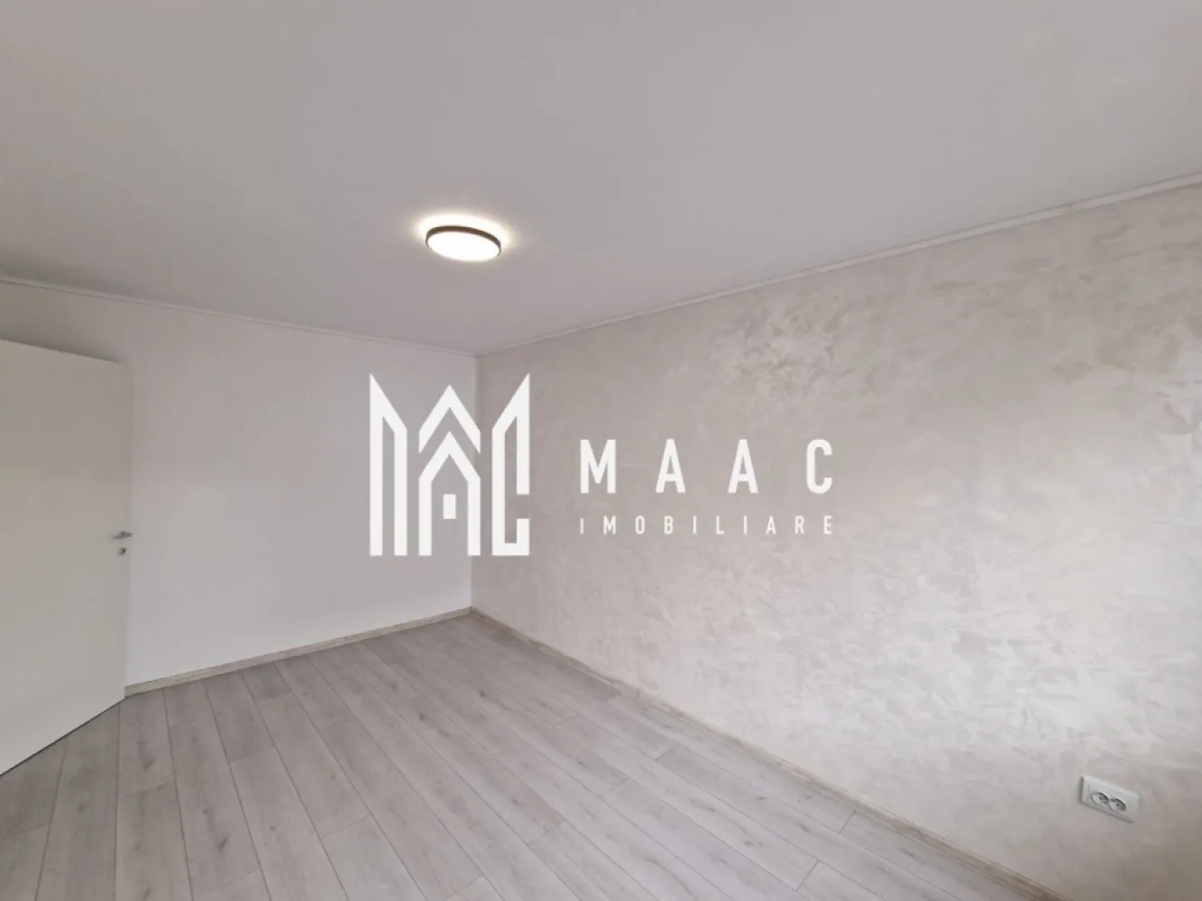 Apartament 4 camere | 76 MPU | 2 Bai | Mihai Viteazu - MAAC Imobiliare vă propune spre vânzare o mansardă spațioasă cu 4 camere, având o suprafață utilă de 76 mp, complet finisată și pregătită pentru predare la cheie, ideală pentru familii sau pentru investiție imobiliară.

Proprietatea oferă o compartimentare practică și bine optimizată, cu spații generoase și luminoase, ce asigură confort și funcționalitate.

Compartimentare:
-Living generos și luminos cu bucătărie open space
-Trei dormitoare spațioase
-Două băi, dintre care una cu cadă

Mansarda se predă la cheie și beneficiază de dotări esențiale pentru un confort termic optim și costuri eficiente de întreținere:
-Centrală termică proprie
-Calorifere
-Geamuri termopan

Imobilul este complet intabulat și poate fi achiziționat inclusiv prin credit, oferind siguranță juridică și flexibilitate în procesul de cumpărare.

Pentru mai multe detalii vă rugăm să menționați la telefon numărul CP2865556.
