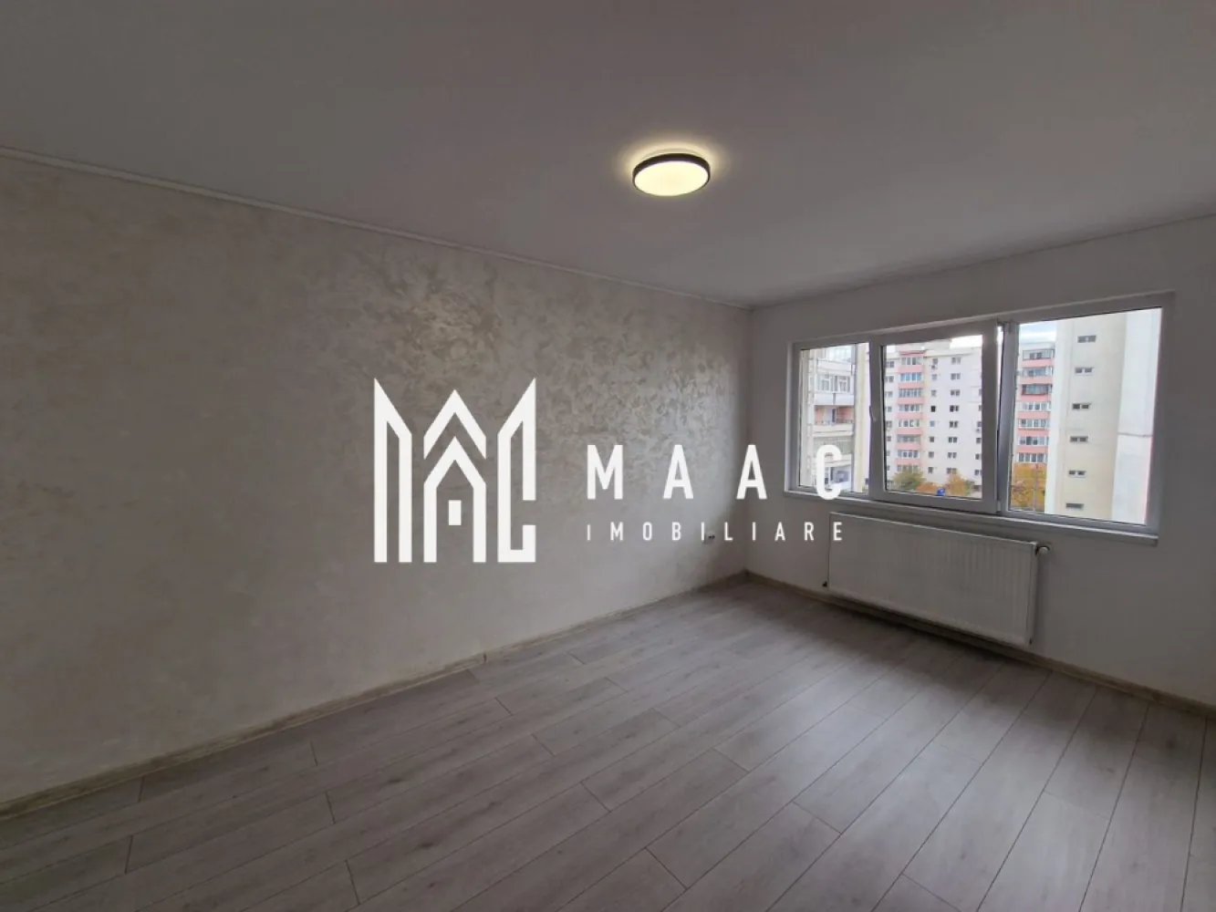 Apartament 4 camere | 76 MPU | 2 Bai | Mihai Viteazu - MAAC Imobiliare vă propune spre vânzare o mansardă spațioasă cu 4 camere, având o suprafață utilă de 76 mp, complet finisată și pregătită pentru predare la cheie, ideală pentru familii sau pentru investiție imobiliară.

Proprietatea oferă o compartimentare practică și bine optimizată, cu spații generoase și luminoase, ce asigură confort și funcționalitate.

Compartimentare:
-Living generos și luminos cu bucătărie open space
-Trei dormitoare spațioase
-Două băi, dintre care una cu cadă

Mansarda se predă la cheie și beneficiază de dotări esențiale pentru un confort termic optim și costuri eficiente de întreținere:
-Centrală termică proprie
-Calorifere
-Geamuri termopan

Imobilul este complet intabulat și poate fi achiziționat inclusiv prin credit, oferind siguranță juridică și flexibilitate în procesul de cumpărare.

Pentru mai multe detalii vă rugăm să menționați la telefon numărul CP2865556.