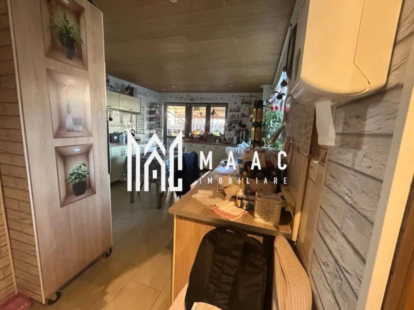 Casă I 184 MPU I Terasă I Curte Privată | Panouri Fotovoltaice I Ciresica - Maac Imobiliare îți propune o locuință deosebită, ideală pentru relaxare și confort, cu o terasă generoasă și curte privată.

Această casă individuală, construită în 2002 și complet renovată în 2023, se întinde pe o suprafață construită de 220 mp și oferă un regim de înălțime Parter + Mansardă, fiind compartimentată astfel:

Parter:

Hol de acces

Living spațios și luminos

Baie modernă

Bucătărie funcțională cu cămară

Terasă perfectă pentru momente de relaxare

Etaj:

2 dormitoare primitoare

2 băi elegante

Balcon cu vedere la curtea interioară

Mansardă:

Pod cu spațiu de depozitare suplimentar

1 dormitor și o baie

Terenul total al proprietății este de 194 mp, iar suprafața utilă a casei este de 184 mp, oferind un echilibru perfect între confortul interior și spațiul exterior. Curtea liberă de 86 mp este ideală pentru a crea o zonă de joacă pentru copii sau pentru a te bucura de momente de relaxare alături de cei dragi. În plus, ai un loc de parcare propriu și un spațiu de depozitare.

Casa este complet mobilată și utilată, iar finisajele interioare sunt moderne și de calitate superioară, incluzând uși din PVC, feronerie termopan, parchet și gresie. În ceea ce privește încălzirea, beneficiază de un sistem eficient, cu centrală proprie, încălzire în pardoseală, calorifere, pompă de căldură și panouri fotovoltaice de 6kw.

Pentru mai multe detalii și pentru a programa o vizionare, nu ezita să ne contactezi și menționează că ai văzut anunțul cu ID: CP2390456.
