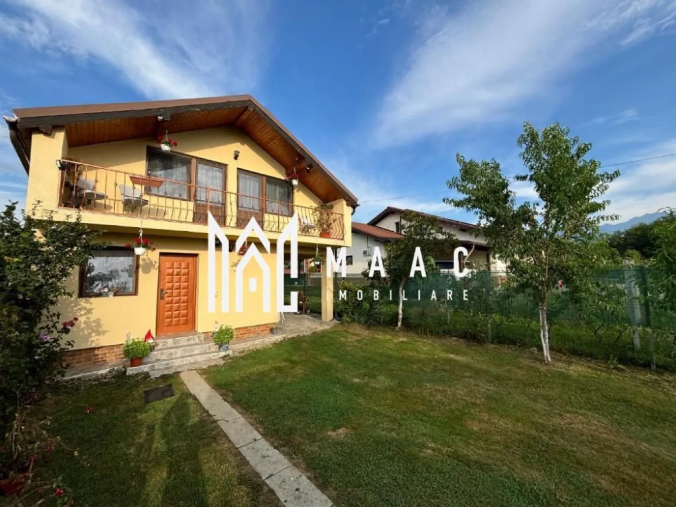 Vilă superbă | 4 camere | 500 mp teren | Vedere la munte | Valea Avrigului - Maac Imobiliare prezintă o oportunitate ideală de investiție, locuință permanentă sau de weekend – o casă de vacanță situată în pitoreasca zonă a Văii Avrigului, într-un cadru natural deosebit, perfect pentru iubitorii de munte și activități în aer liber.

Imobilul are o suprafață utilă de 120 mp, fiind amplasat pe un teren generos de 500 mp, și dispune de:

3 dormitoare spațioase
Living primitor, perfect pentru relaxare în familie
Bucătărie complet utilată (frigider, cuptor cu microunde)
2 băi, ambele dotate cu cadă
Terasă cu vedere superbă la munte
Balcon și grădină amenajată
Parcare privată gratuită
Grătar în curte, ideal pentru seri liniștite cu prietenii
Locuința este echipată cu centrală pe lemne și încălzire electrică, ceea ce asigură costuri reduse de întreținere. Zona este excelentă pentru activități recreative precum drumeții, ciclism, schi sau pescuit, fiind un punct de atracție pentru turiști, dar și o alegere inspirată pentru cei care caută liniște și natură.

✅ Poate fi folosită ca reședință permanentă, casă de vacanță sau investiție turistică (închiriere în regim hotelier).

📍 Valea Avrigului – una dintre cele mai frumoase zone montane din apropierea Sibiului, cu acces facil și peisaje spectaculoase în orice anotimp.

Pentru mai multe detalii precizati telefonic ca ati vazut anuntul cu ID: CP2567332