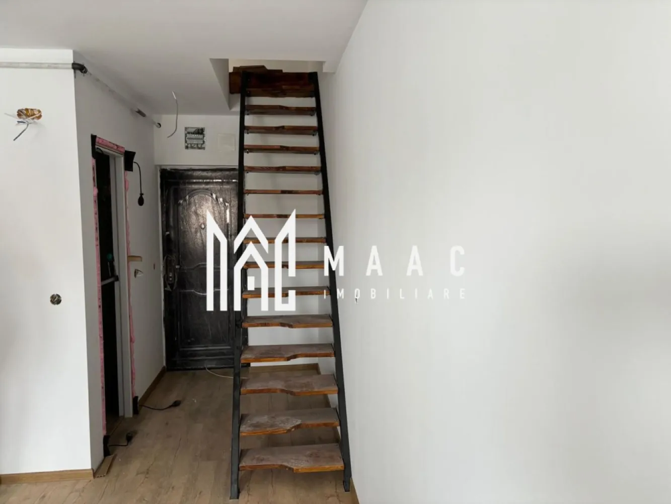 Apartament rezidențial I 2 camere I 44mpu I Stefan Cel Mare - MAAC Imobiliare vă prezintă spre achiziție un apartament modern cu 2 camere, perfect pentru un cămin confortabil, situat în zona Broscărie din Sibiu.

🏠 Caracteristici generale:

- Tip apartament: Decomandat, cu o suprafață utilă de 44 mp.
- Compartimentare: 1 dormitor, 1 living open-space cu bucătărie, 1 baie, 1 hol.
- Etaj: Mansardă
- Construcție: Clădire tip bloc din cărămidă, construită în 1980. Apartamentul a fost finalizat în 2013 și complet renovat în 2024.

🔥 Dotări și finisaje:

- Încălzire proprie cu centrală termică și calorifere.
- Predare la stadiul de cheie: uși celulare, parchet, gresie, faianță.

📍 Locație excelentă:

- Zonă accesibilă, cu legături rapide către oraș, puncte de interes și transport în comun.

Acest apartament oferă confortul unei locuințe moderne, într-o zonă bine conectată din Sibiu. Este gata să devină noul dumneavoastră cămin!

Pentru mai multe detalii sau pentru programarea unei vizionări, contactați-ne chiar astăzi, specificând ID CP2372918.