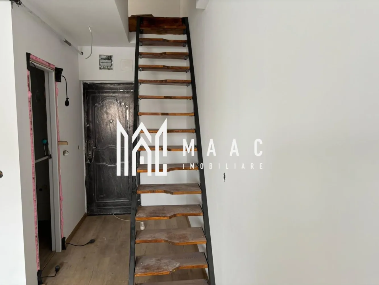 Apartament rezidențial I 2 camere I 44mpu I Stefan Cel Mare - MAAC Imobiliare vă prezintă spre achiziție un apartament modern cu 2 camere, perfect pentru un cămin confortabil, situat în zona Broscărie din Sibiu.

🏠 Caracteristici generale:

- Tip apartament: Decomandat, cu o suprafață utilă de 44 mp.
- Compartimentare: 1 dormitor, 1 living open-space cu bucătărie, 1 baie, 1 hol.
- Etaj: Mansardă
- Construcție: Clădire tip bloc din cărămidă, construită în 1980. Apartamentul a fost finalizat în 2013 și complet renovat în 2024.

🔥 Dotări și finisaje:

- Încălzire proprie cu centrală termică și calorifere.
- Predare la stadiul de cheie: uși celulare, parchet, gresie, faianță.

📍 Locație excelentă:

- Zonă accesibilă, cu legături rapide către oraș, puncte de interes și transport în comun.

Acest apartament oferă confortul unei locuințe moderne, într-o zonă bine conectată din Sibiu. Este gata să devină noul dumneavoastră cămin!

Pentru mai multe detalii sau pentru programarea unei vizionări, contactați-ne chiar astăzi, specificând ID CP2372918.