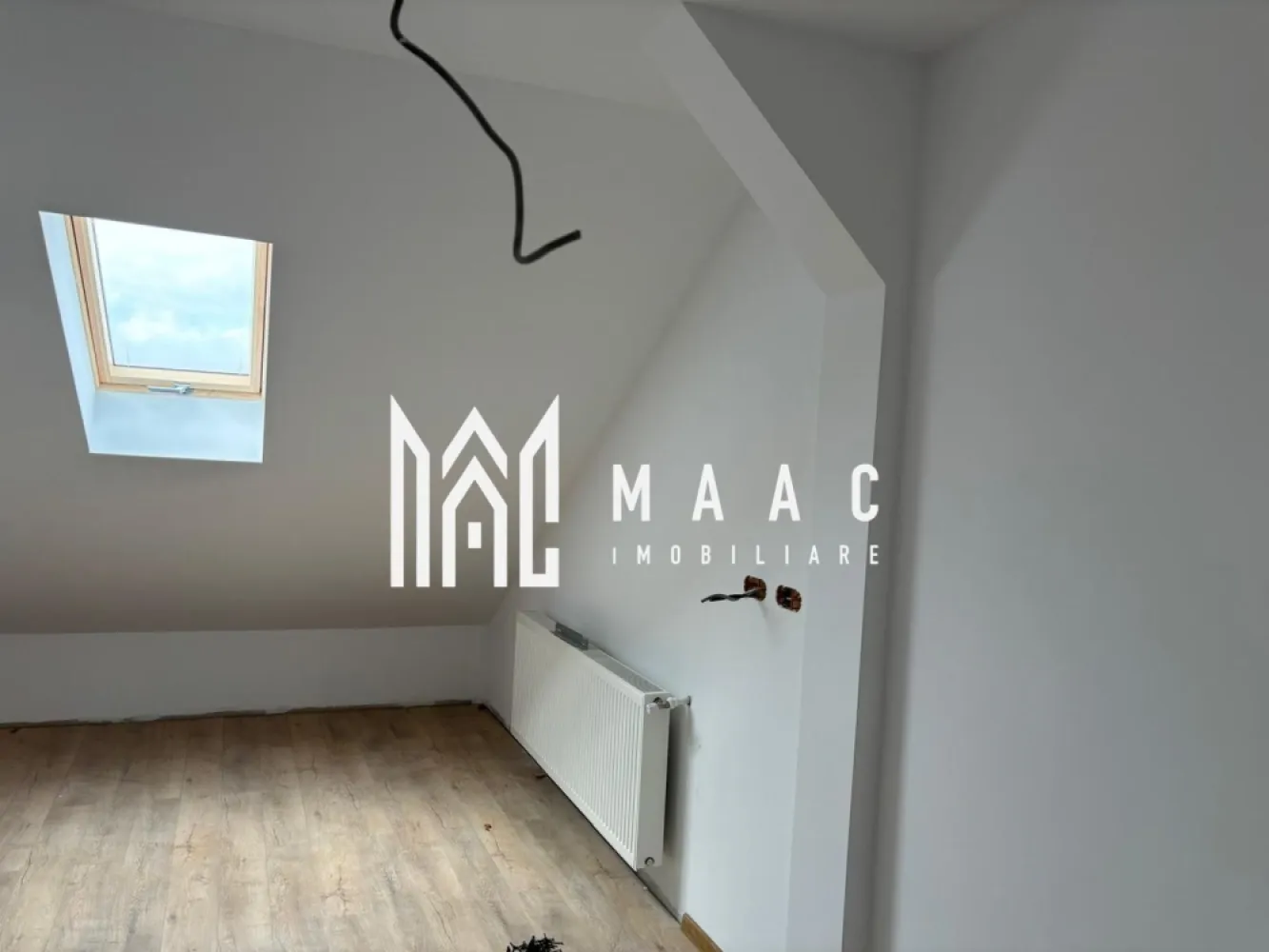 Apartament rezidențial I 2 camere I 44mpu I Stefan Cel Mare - MAAC Imobiliare vă prezintă spre achiziție un apartament modern cu 2 camere, perfect pentru un cămin confortabil, situat în zona Broscărie din Sibiu.

🏠 Caracteristici generale:

- Tip apartament: Decomandat, cu o suprafață utilă de 44 mp.
- Compartimentare: 1 dormitor, 1 living open-space cu bucătărie, 1 baie, 1 hol.
- Etaj: Mansardă
- Construcție: Clădire tip bloc din cărămidă, construită în 1980. Apartamentul a fost finalizat în 2013 și complet renovat în 2024.

🔥 Dotări și finisaje:

- Încălzire proprie cu centrală termică și calorifere.
- Predare la stadiul de cheie: uși celulare, parchet, gresie, faianță.

📍 Locație excelentă:

- Zonă accesibilă, cu legături rapide către oraș, puncte de interes și transport în comun.

Acest apartament oferă confortul unei locuințe moderne, într-o zonă bine conectată din Sibiu. Este gata să devină noul dumneavoastră cămin!

Pentru mai multe detalii sau pentru programarea unei vizionări, contactați-ne chiar astăzi, specificând ID CP2372918.