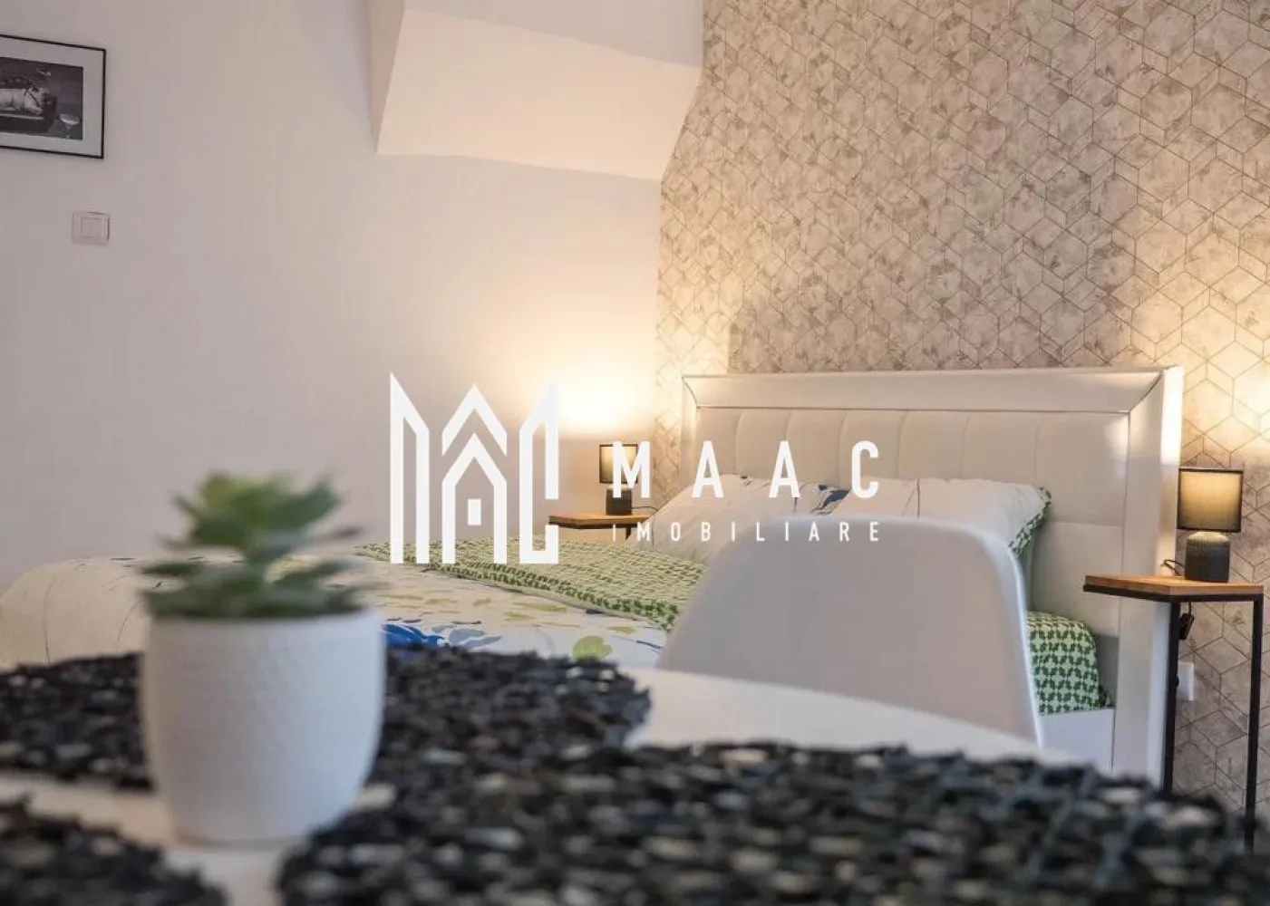 Afacere in regim hotelier| Ultracentrala | Pretabil investitie | - Descoperă Autenticitatea Sibiului în Propria Ta Garsonieră în Centrul Istoric.

Vă prezentăm o oportunitate unică de a deveni proprietarul unei garsoniere deosebite în inima istorică a Sibiului. Această garsonieră, cu o suprafață utilă de 30 mp, combină farmecul autentic al orașului cu confortul modern și dotările de înaltă calitate, oferindu-vă un stil de viață unic și autentic.

Caracteristici deosebite:

Suprafață: 30 mp, această garsonieră a fost proiectată pentru a maximiza fiecare centimetru pătrat, oferind un spațiu intim și confortabil.
Acoperiș și Pod: Proprietatea beneficiază de un acoperiș si pod.
Mobilier și Utilități de Top: Garsoniera este complet mobilată și utilată, iar bucătăria deschisă este dotată cu electrocasnice de înaltă calitate pentru a vă facilita viața de zi cu zi.

Bucătărie Deschisă: Designul cu o bucătărie deschisă si electrocasnicele de înaltă calitate vă ajută să vă bucurați de gătitul fără efort.
Baie cu Geam: Baia dispune de un geam pentru a asigura o bună aerisire și lumină naturală.

Partajare de Curte:
Această proprietate oferă o curte comună împreună cu doi vecini, creând o atmosferă de comunitate autentică. 

Istorie și Cultură la Pas:
Cu această garsonieră, veți locui în inima centrului istoric al Sibiului, care este înscris în patrimoniul mondial UNESCO. Veți fi înconjurat de arhitectură medievală impresionantă, piețe pitorești și o mulțime de restaurante, cafenele și magazine pentru a explora.

Pentru mai multe informații sau pentru a programa o vizionare, nu ezitați să ne contactați, specificand ID CP1777251