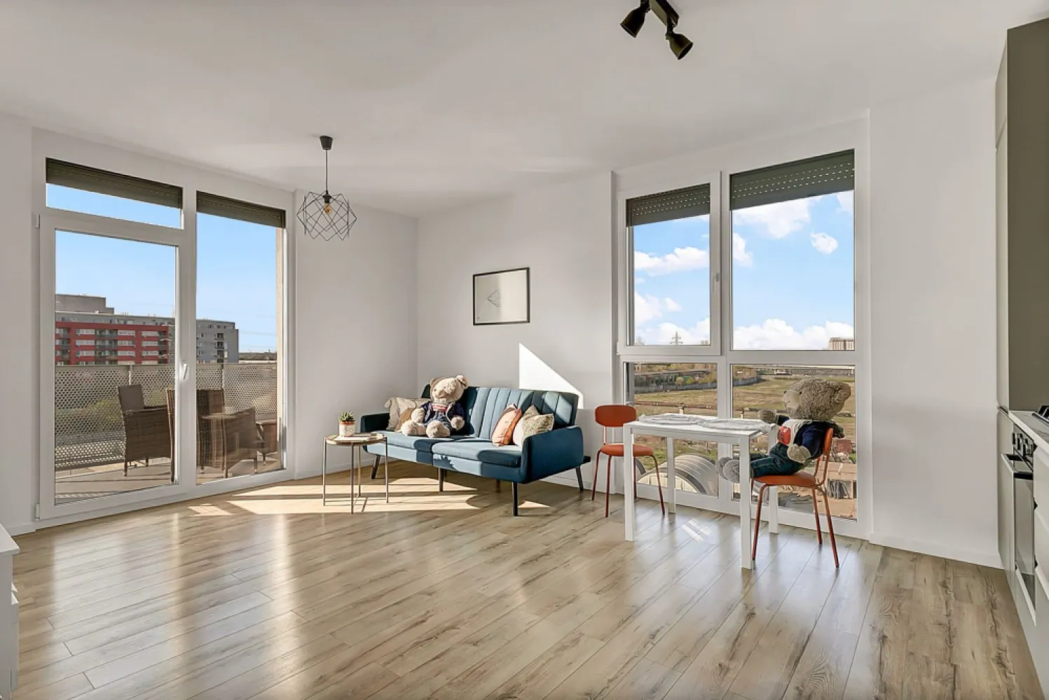 Descoperă apartament 3 camere ARED – Comision 0% - Descoperă un apartament modern și inteligent, mobilat și utilat! 

Situat într-o locație excelentă din Arad, aproape de centre comerciale, hipermarketuri, gara și stații de tramvai, acest apartament îți oferă acces rapid la tot ce ai nevoie. Cu o suprafață utilă de 60,25 mp, apartamentul dispune de living cu bucătărie open space, două dormitoare, două băi și un balcon.

Dotările includ încălzire în pardoseală prin centrală proprie pe gaz, rulouri acționate electric pentru un plus de confort și intimitate, iar apartamentul este complet finisat și mobilat. Beneficiezi de proximitate față de transportul public și alte puncte de interes, apartamentele fiind disponibile imediat. Sistemul modern de încălzire asigură și o eficiență energetică sporită.

Contactează-mă acum pentru o vizionare la numarul 0742267773.

Andreea Szuchanszki - Consultant ARED
Telefon: 0742 267 773
ARED – Casa ta, visul tău!