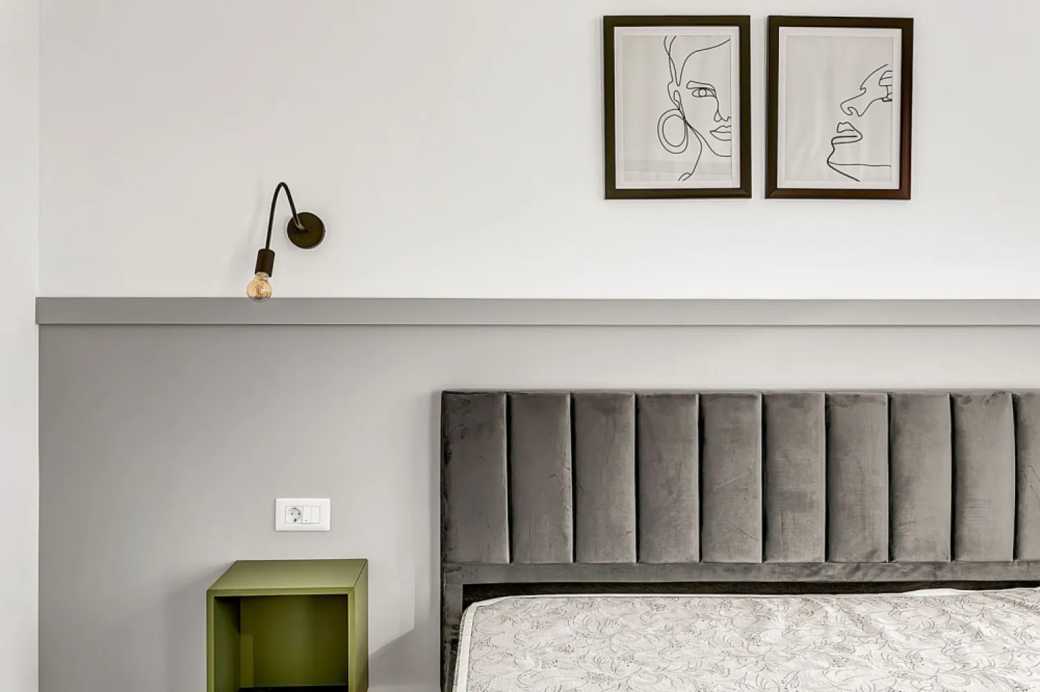 Descoperă apartament 3 camere ARED – Comision 0% - Descoperă un apartament modern și inteligent, mobilat și utilat! 

Situat într-o locație excelentă din Arad, aproape de centre comerciale, hipermarketuri, gara și stații de tramvai, acest apartament îți oferă acces rapid la tot ce ai nevoie. Cu o suprafață utilă de 60,25 mp, apartamentul dispune de living cu bucătărie open space, două dormitoare, două băi și un balcon.

Dotările includ încălzire în pardoseală prin centrală proprie pe gaz, rulouri acționate electric pentru un plus de confort și intimitate, iar apartamentul este complet finisat și mobilat. Beneficiezi de proximitate față de transportul public și alte puncte de interes, apartamentele fiind disponibile imediat. Sistemul modern de încălzire asigură și o eficiență energetică sporită.

Contactează-mă acum pentru o vizionare la numarul 0742267773.

Andreea Szuchanszki - Consultant ARED
Telefon: 0742 267 773
ARED – Casa ta, visul tău!